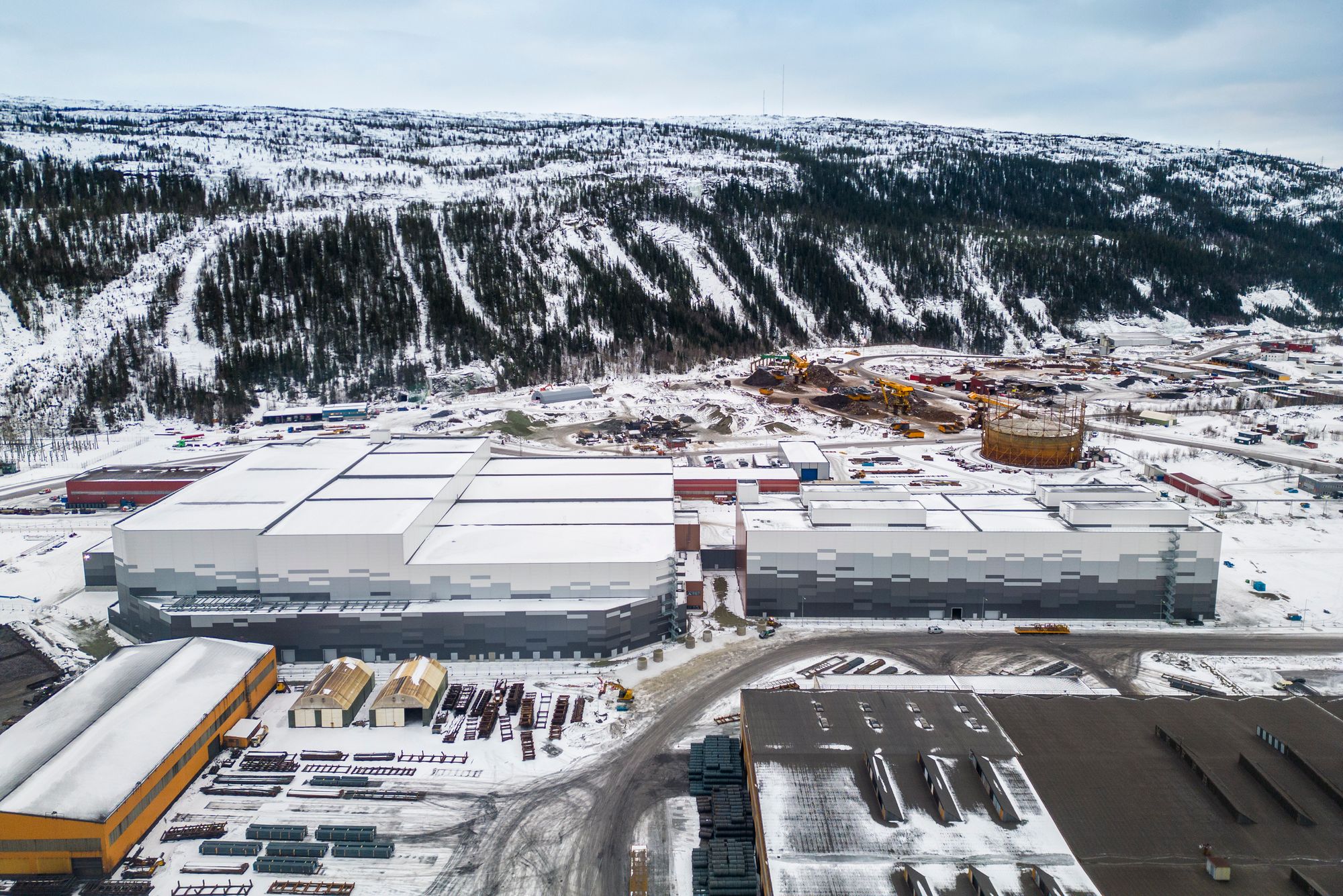 Mo i Rana har hatt fjernvarme basert på spillvarme fra industrien siden 1985. Byen er et fullskala «laboratorium» for dem som lurer på hvordan fjernvarme kan brukes i Norge.

