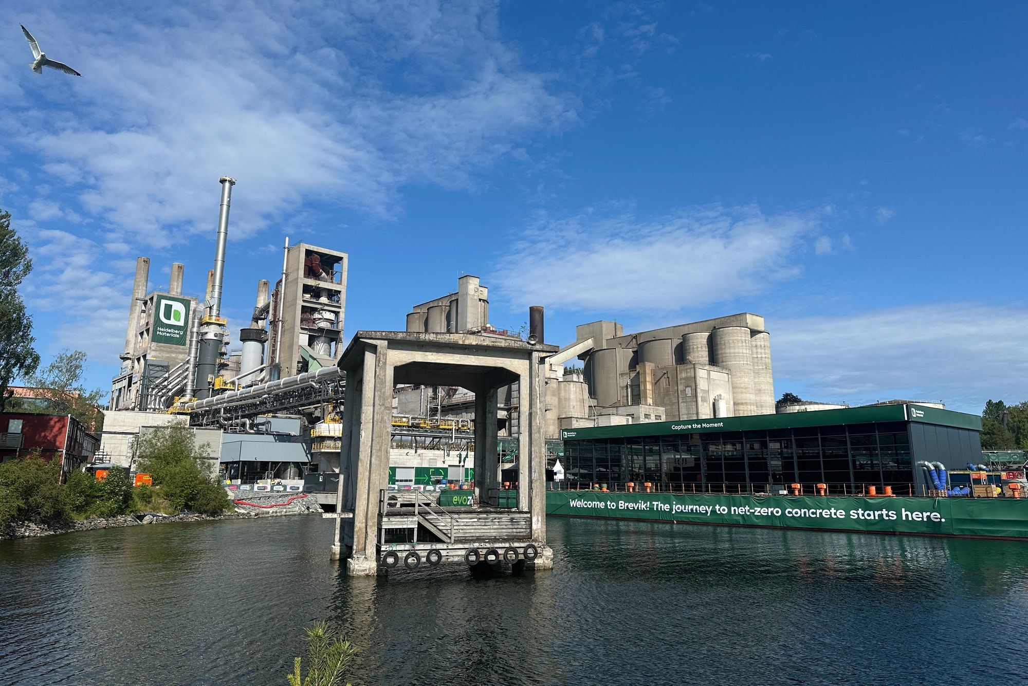 Heidelberg Materials' fabrikk i Brevik er verdens første med karbonfangst og -lagring, noe som vil gi et konkurransefortrinn når andre produsenter rundt om i verden må legge på CBAM-avgift i prisen på sine produkter.