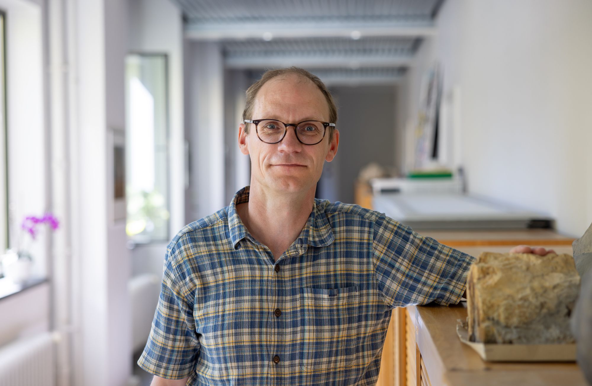 Kartet viser de kjente forekomstene på Grønland. Potensialet for utvinning er stort, men det er usikkert om det noen gang kommer til å skje, mener dansk geolog.