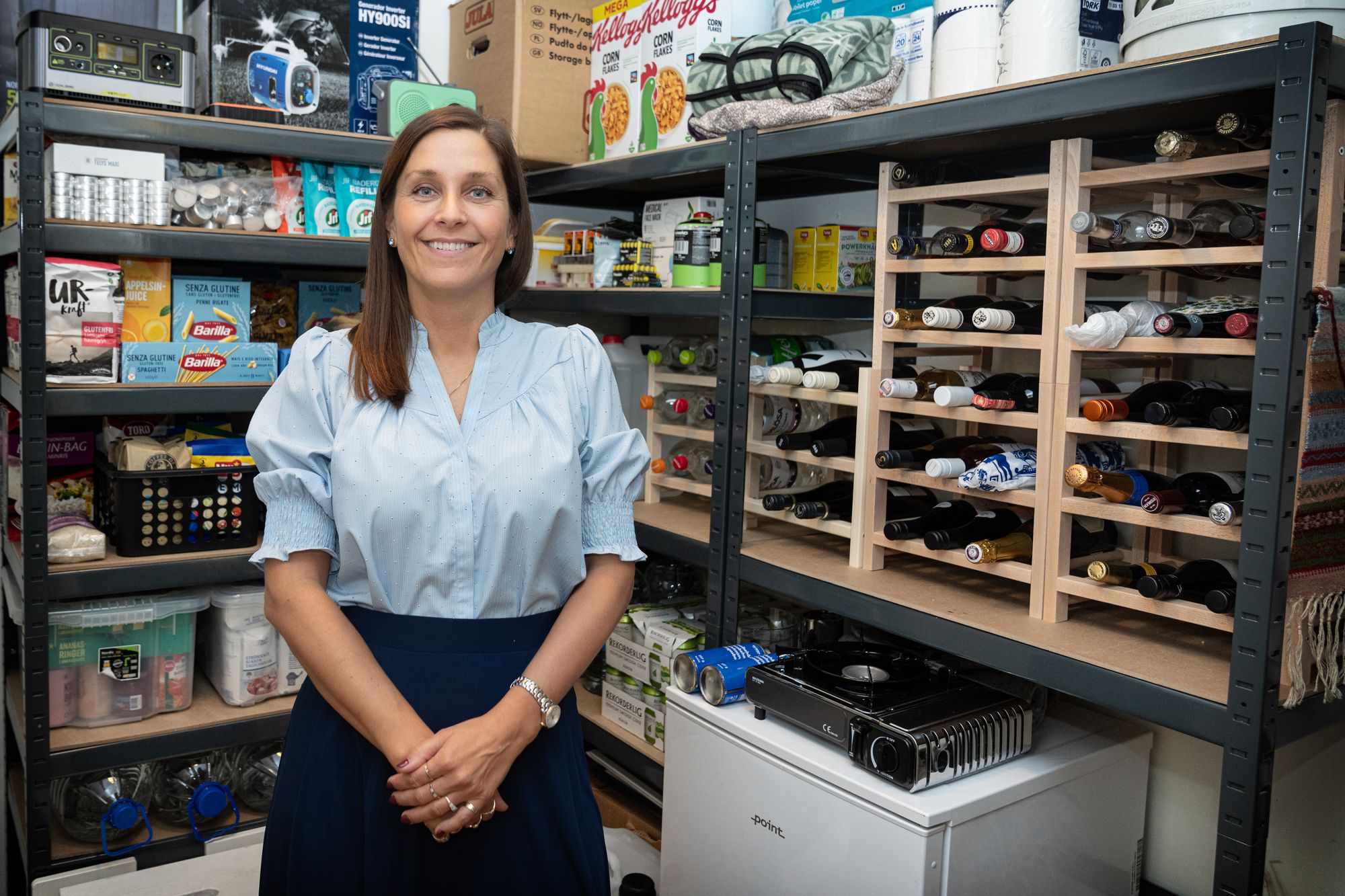 Ansvarlig redaktør Kristina Fritsvold Nilsen i beredskapslageret sitt.