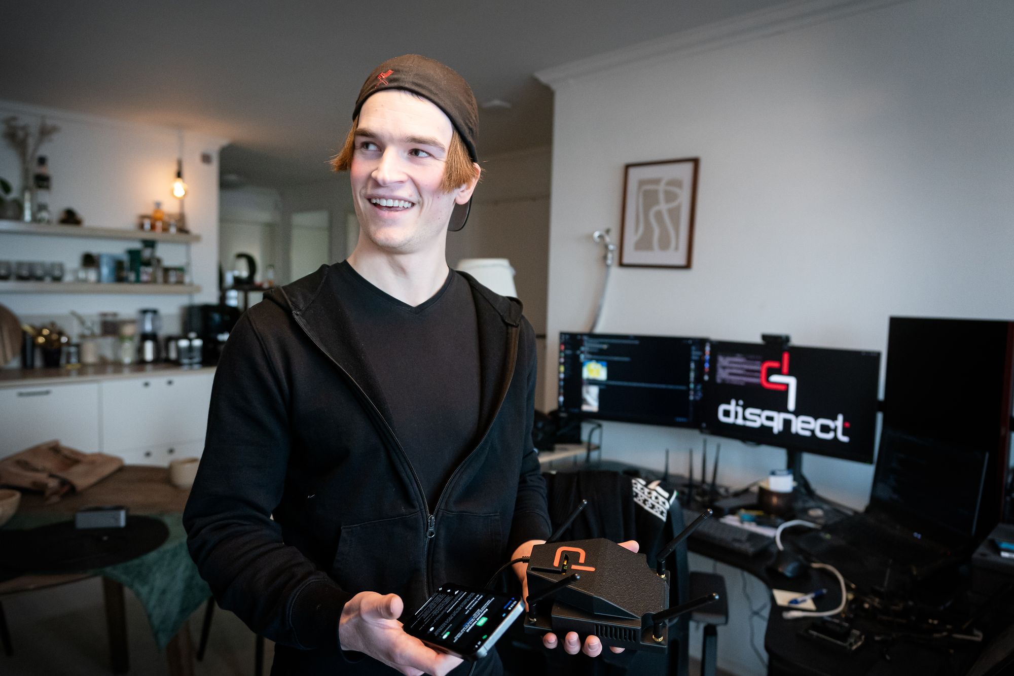 Full kontroll med få tastetrykk: Theis Maker viser hvordan den egenutviklede enheten styres direkte fra telefonen, en løsning som automatiserer avanserte prosesser for digital kartlegging og sårbarhetstesting.