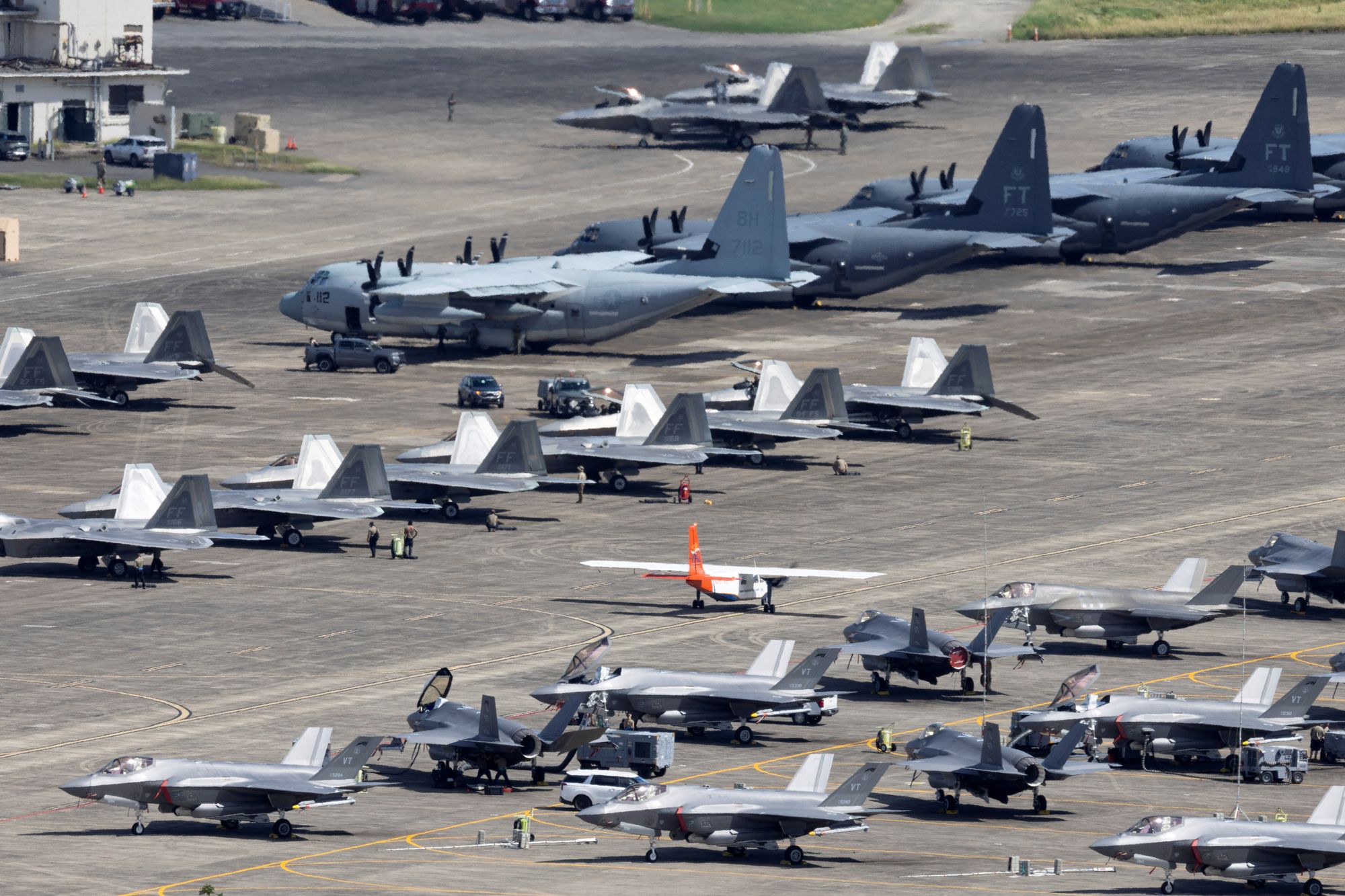 Et lite, kommersielt fly takser mellom amerikanske kamp- og transportfly på den tidligere marineflybasen Naval Station Roosevelt Roads i Puerto Rico etter lørdagens angrep på Venezuela og bortføringen av landet president, Nicolás Maduro.