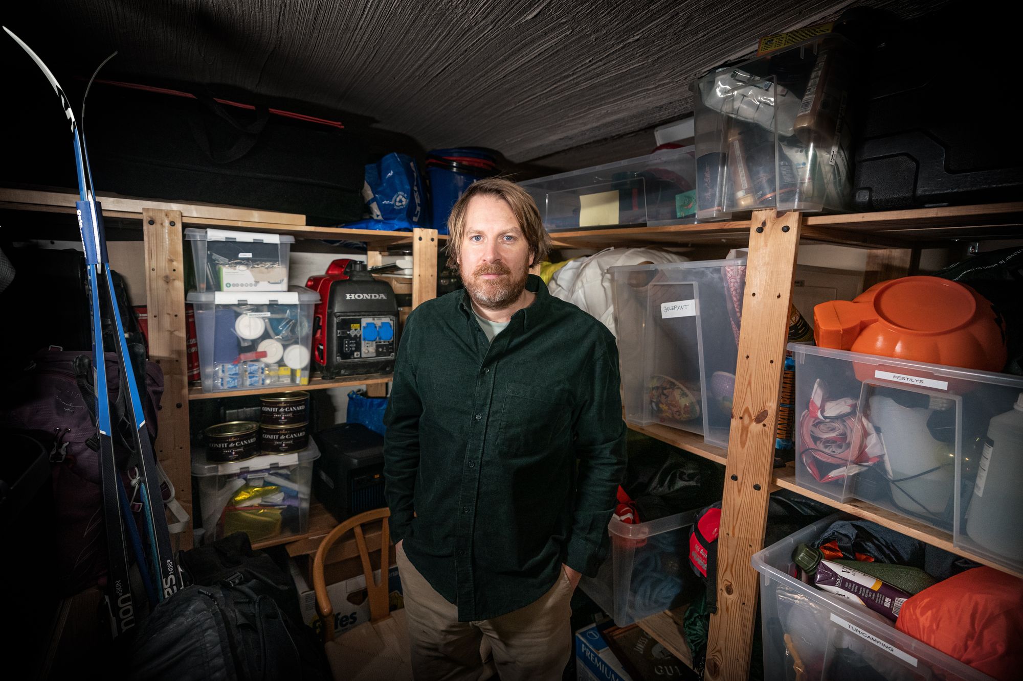 Henning Carr Ekroll i sitt beredskapslager. Han har en liste, for mye har vært lagret her i mange år.