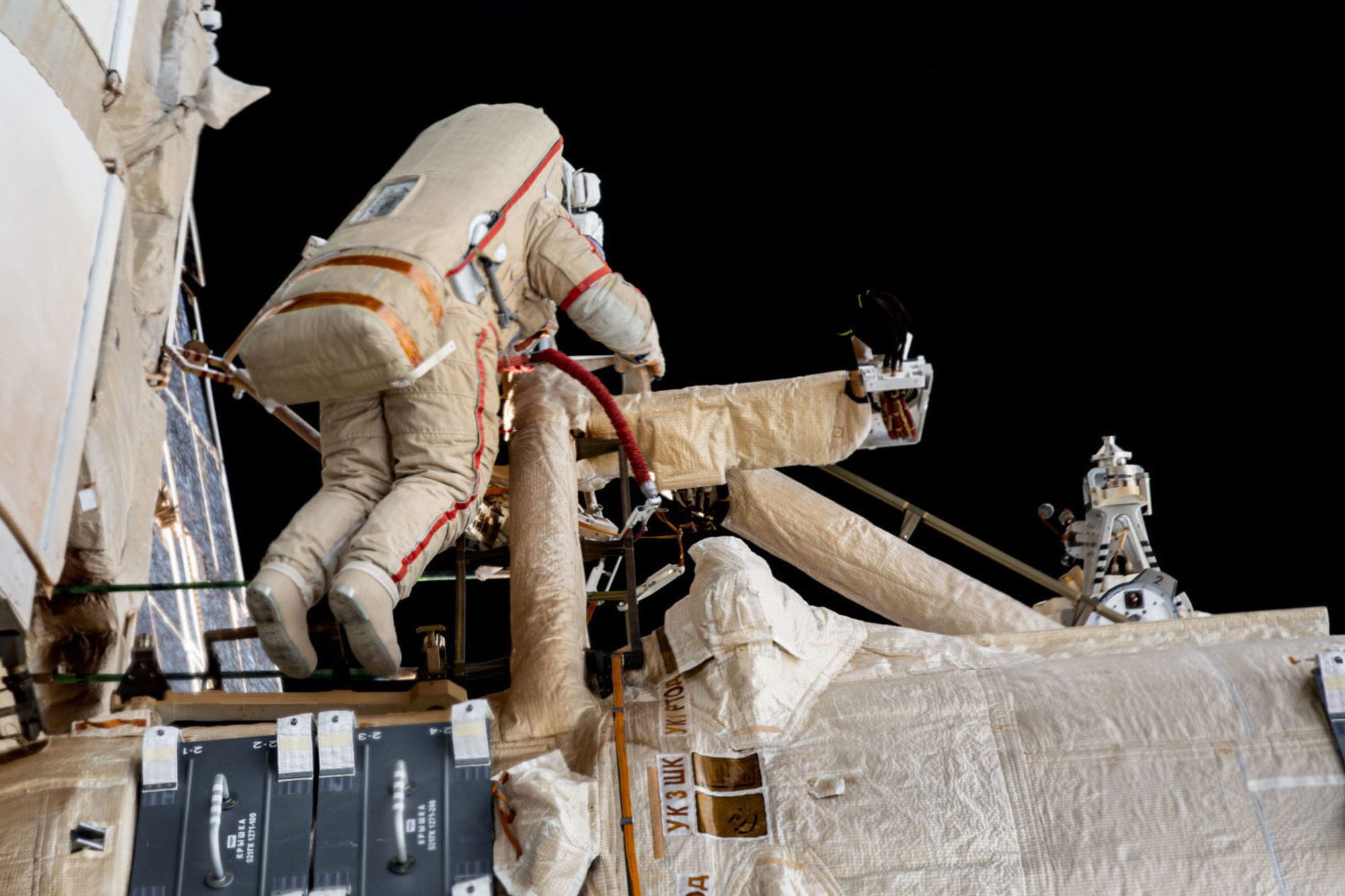 Astronaut Sergej Prokopyev jobber med å montere et skjold som skal beskytte den internasjonale romstasjonen.