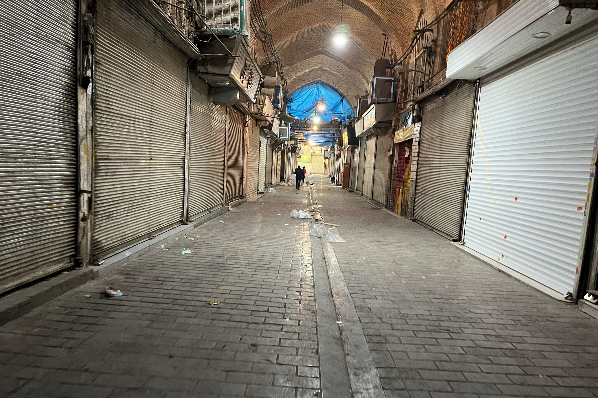 Det er tomt i gatene i den iranske hovedstaden Teheran. Butikkene er stengt, som følge av demonstrasjonene.