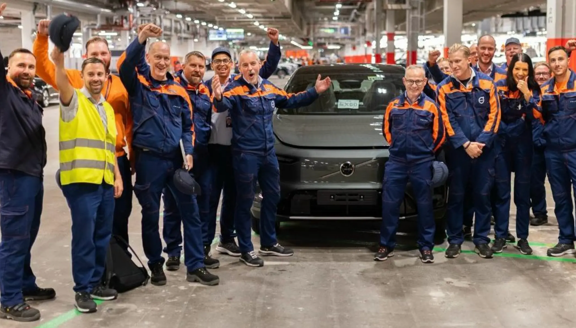 Ansatte ved Volvo Torslanda med en tidlig utgave av av modellen EX60.