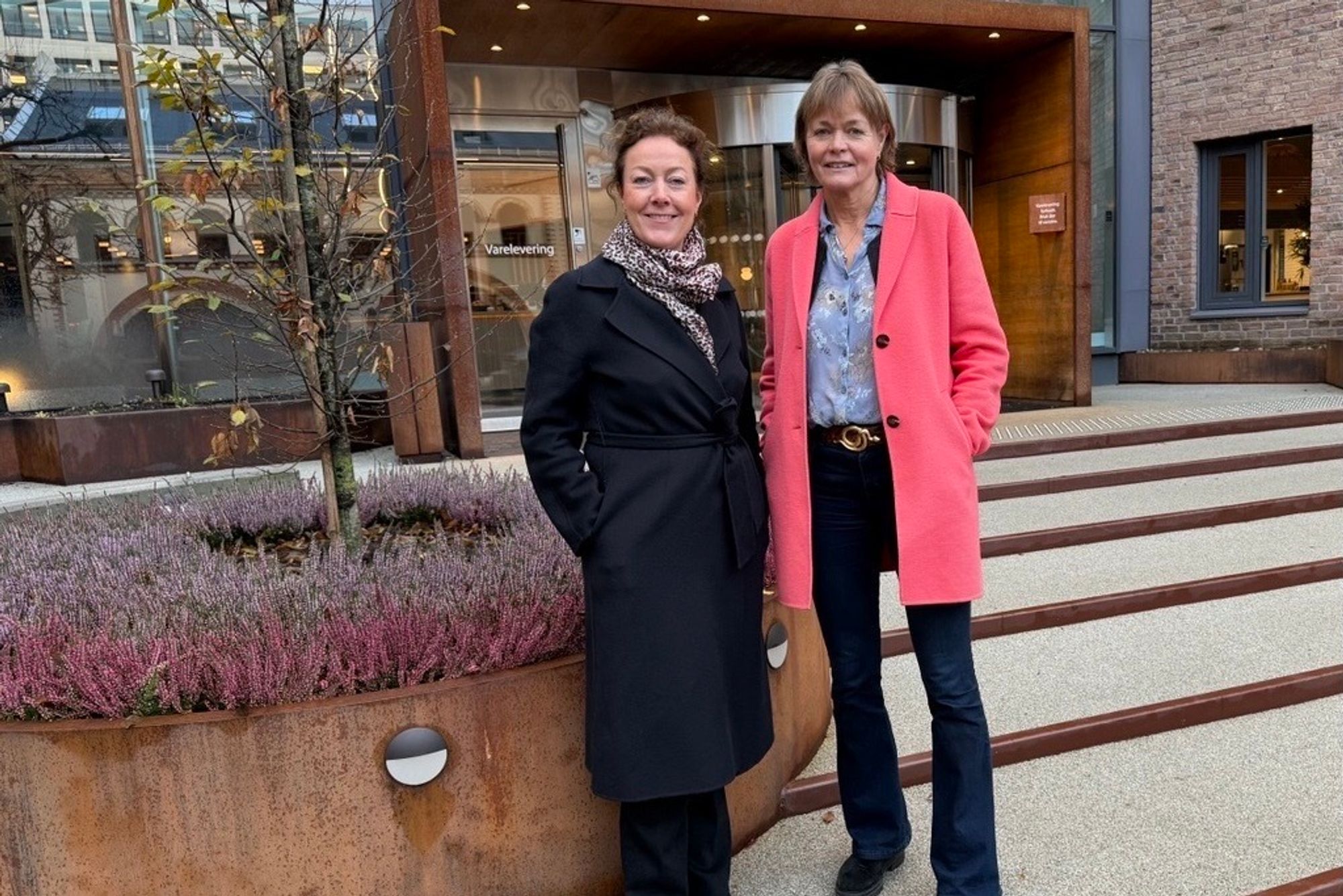 Konsernleder Elise Lindeberg (t.v.) og ny styreleder Grethe Viksaas i Skygard. Viksaas, som grunnla Basefarm, bringer tung erfaring fra skytjenester og infrastruktur til selskapets vekstfase. – Hennes dype forståelse blir uvurderlig for oss, sier Lindeberg.