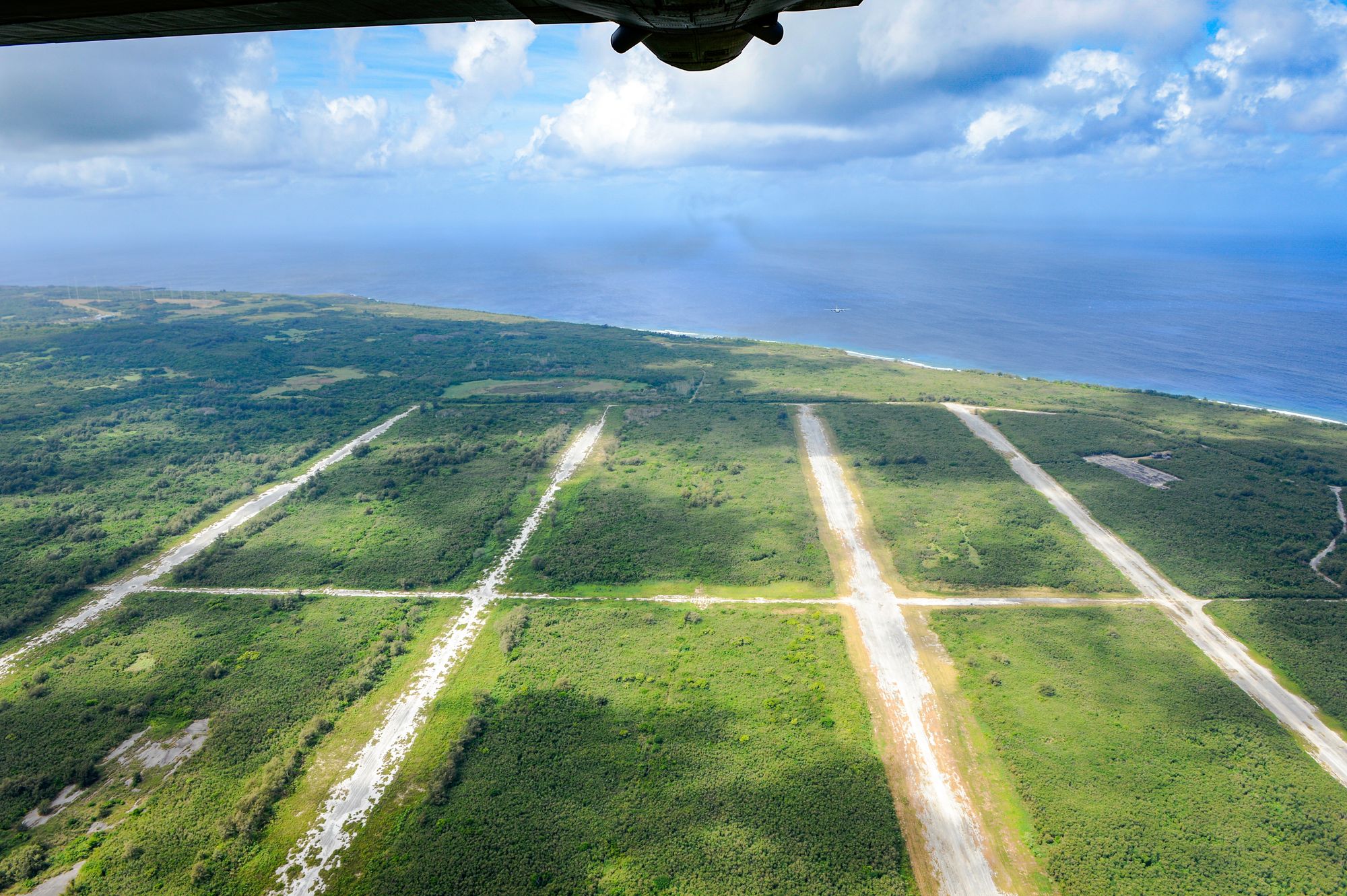 Atombomben «Little Boy» ligger i en krybbe i en grop i bakken, før den heises om bord i B-29 Superfortress-flyet «Enola Gay», trolig bare timer før bomben slippes over Hiroshima 6. august 1945.