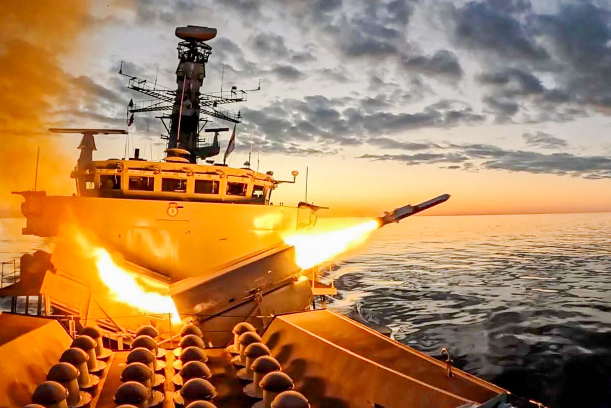 Et NSM-missil skytes ut fra den britiske fregatten HMS «Somerset» under øvelsen Ægir-25 utenfor Andøya i september 2025.