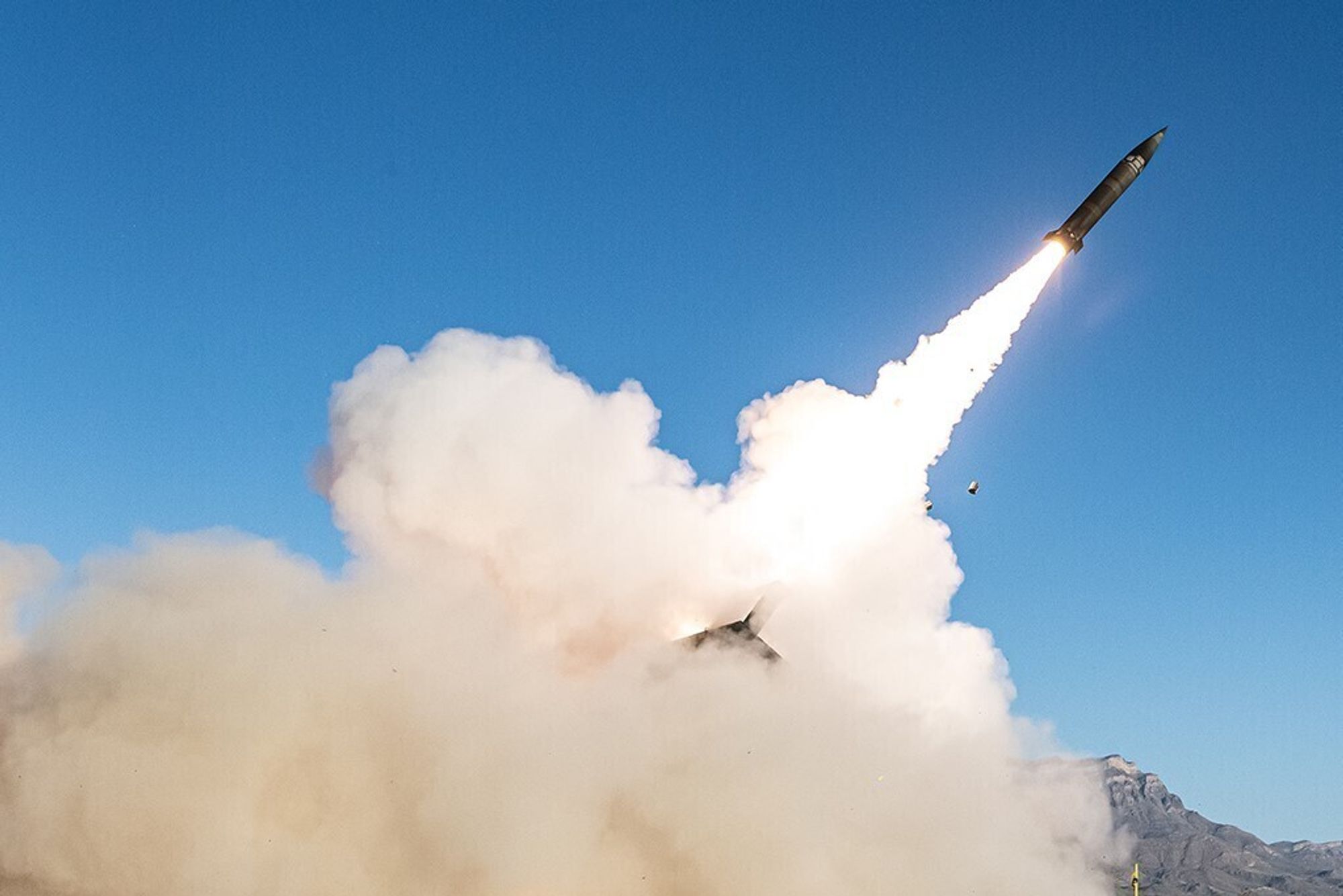 Det er et lignende ballistisk missil som dette Storbritannia vil utvikle og produsere for Ukraina. Bildet viser en testoppskytning av amerikanske Precision Strike Missile.
