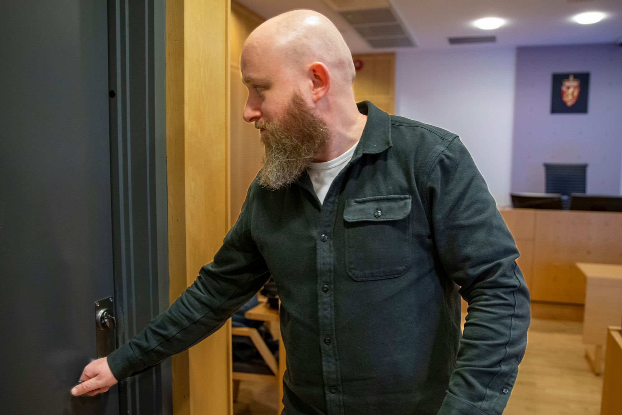 Alexander Karlsen og LOs advokat Edvard Bakke i retten tirsdag morgen. Ved siden av Karlsen sitter Lene Hagen fra NTL.