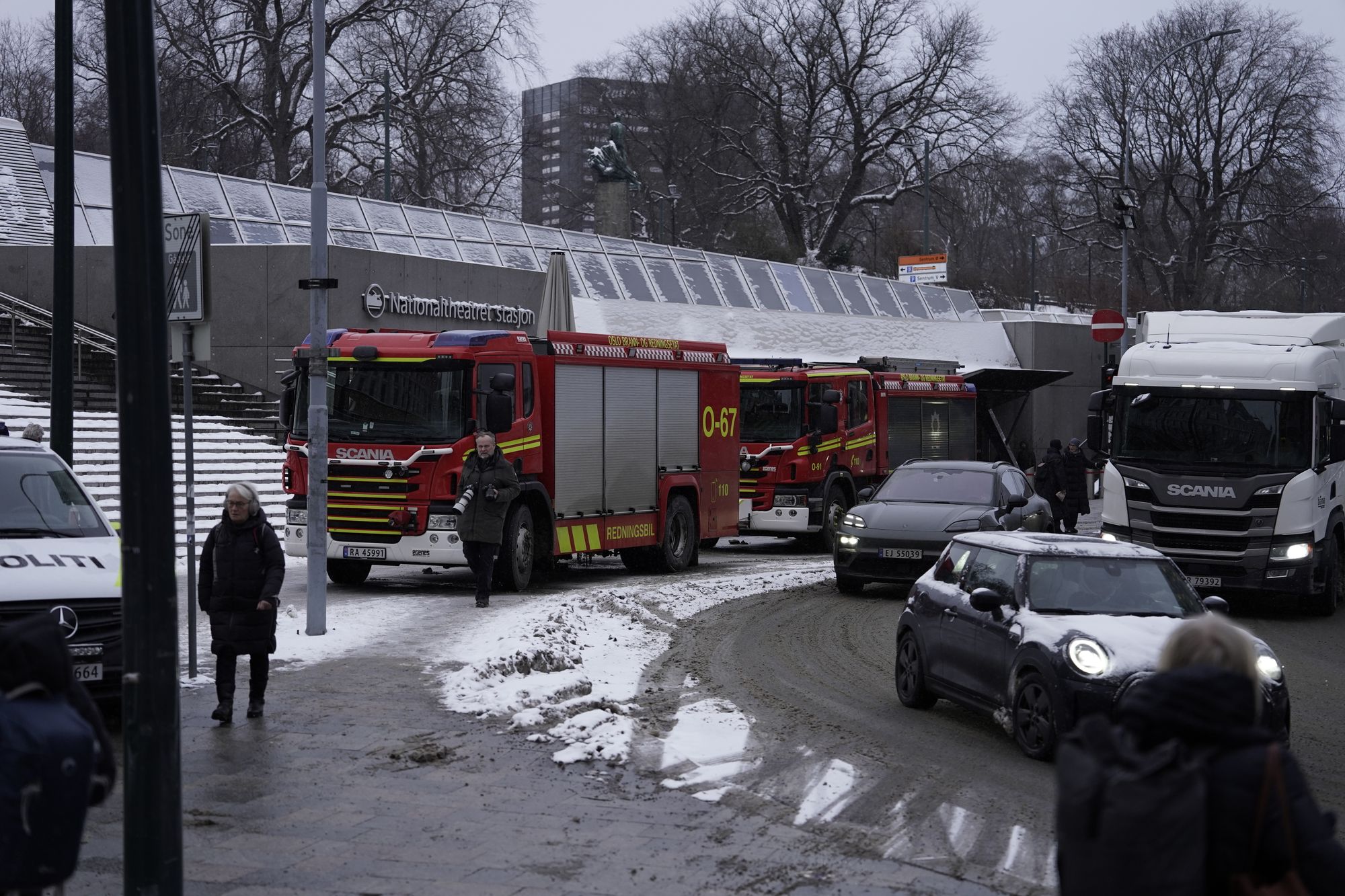 Nødetatene er på plass på Nationaltheatret stasjon etter at det oppsto røykutvikling fra et togsett.