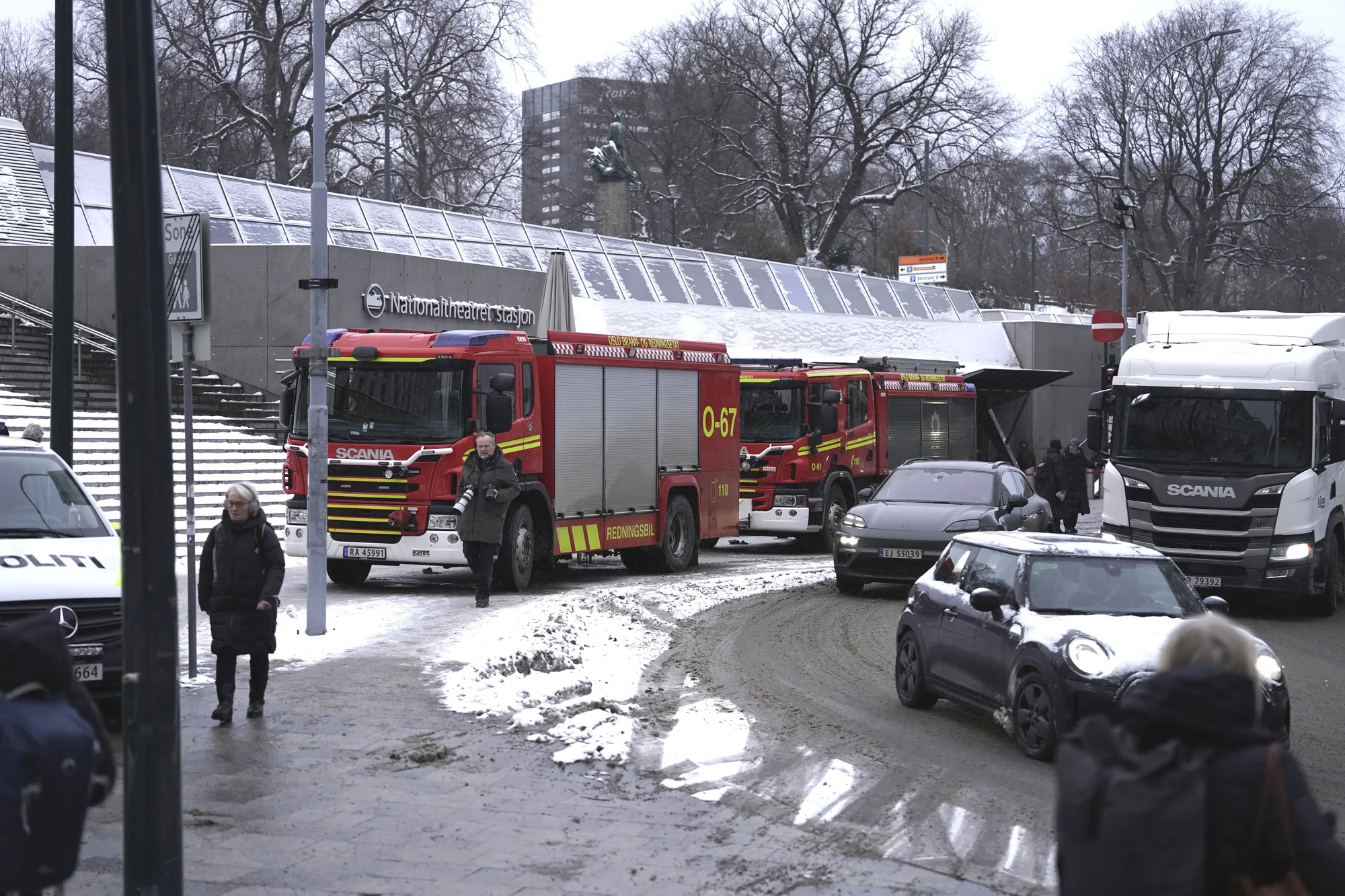Nødetatene er på plass på Nationaltheatret stasjon etter at det oppsto røykutvikling fra et togsett.