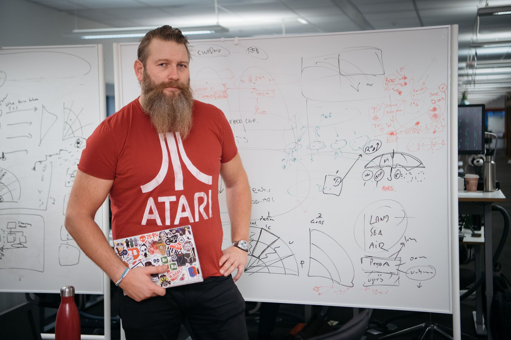 Yngvar Ugland i DNB forsker på tillit til kunstig intelligens i rådgivningssituasjoner der mye står på spill.