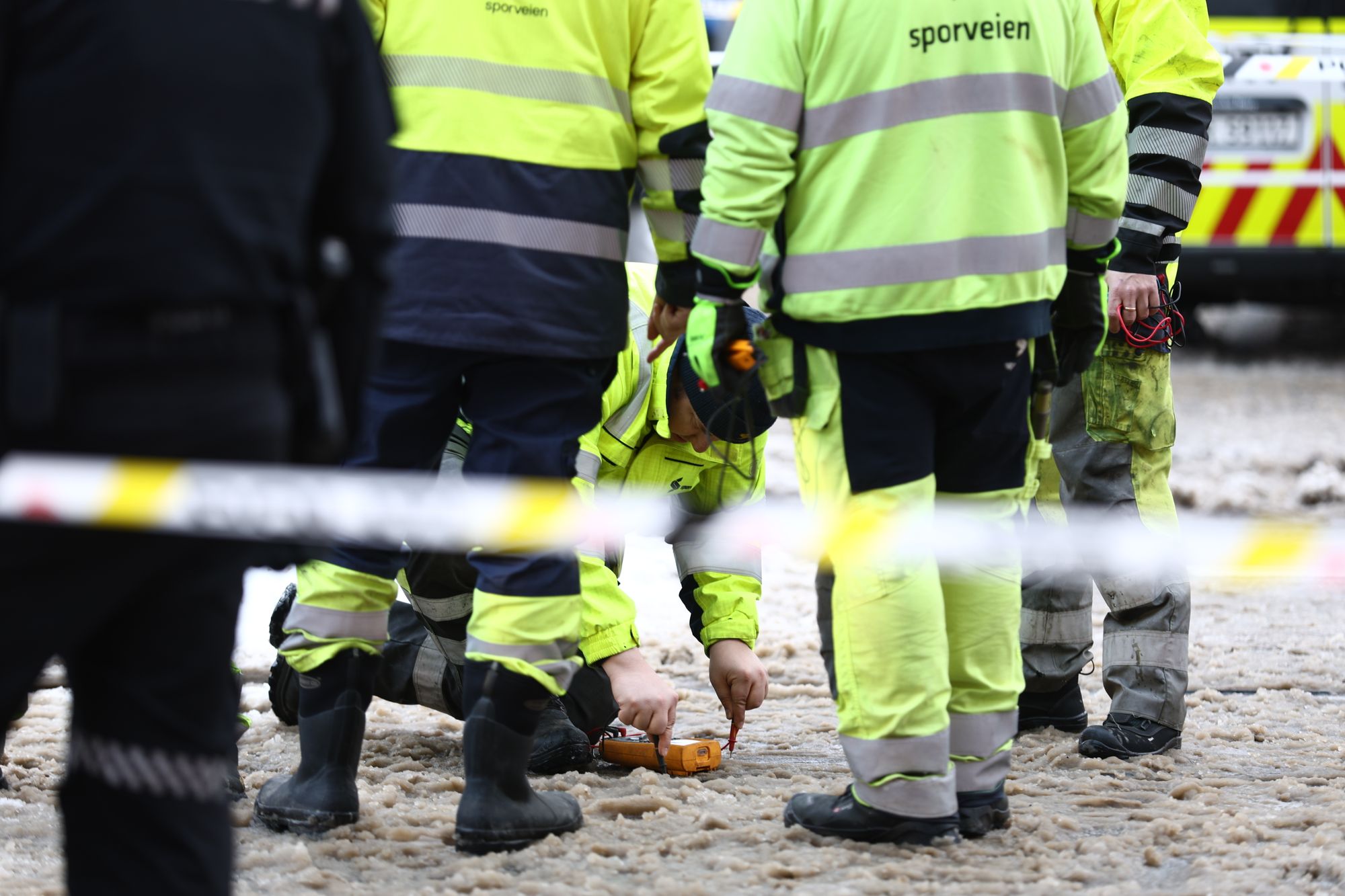 Det er stopp i trikketrafikken ved Oslo S etter en hund fikk støt.