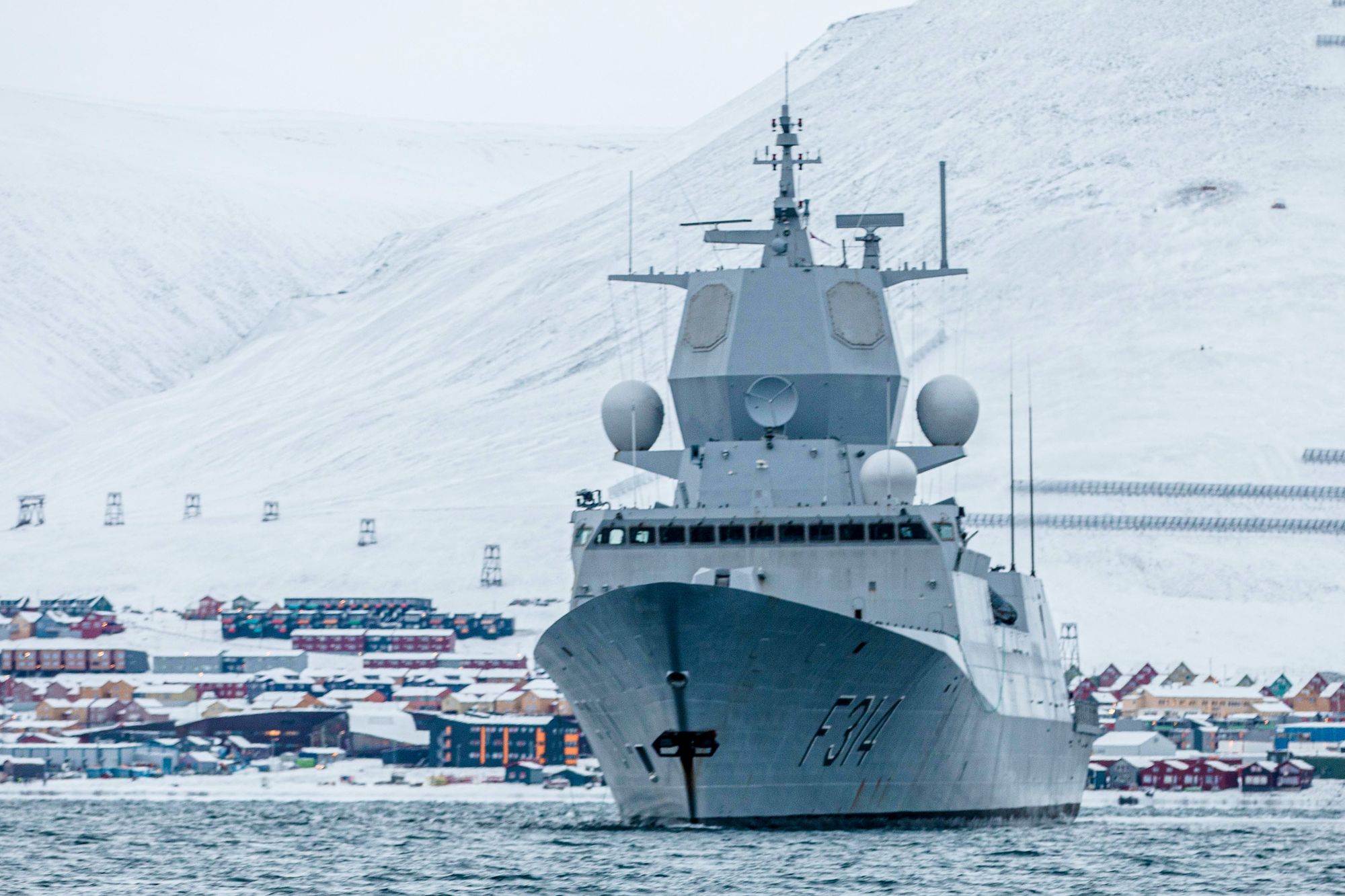 Fregatten KNM Thor Heyerdahl på Svalbardtoktet i 2021, for å hevde norsk suverenitet på Svalbard. Her utenfor Longyearbyen. Det er forbud mot permanente militære baser på øygruppen.