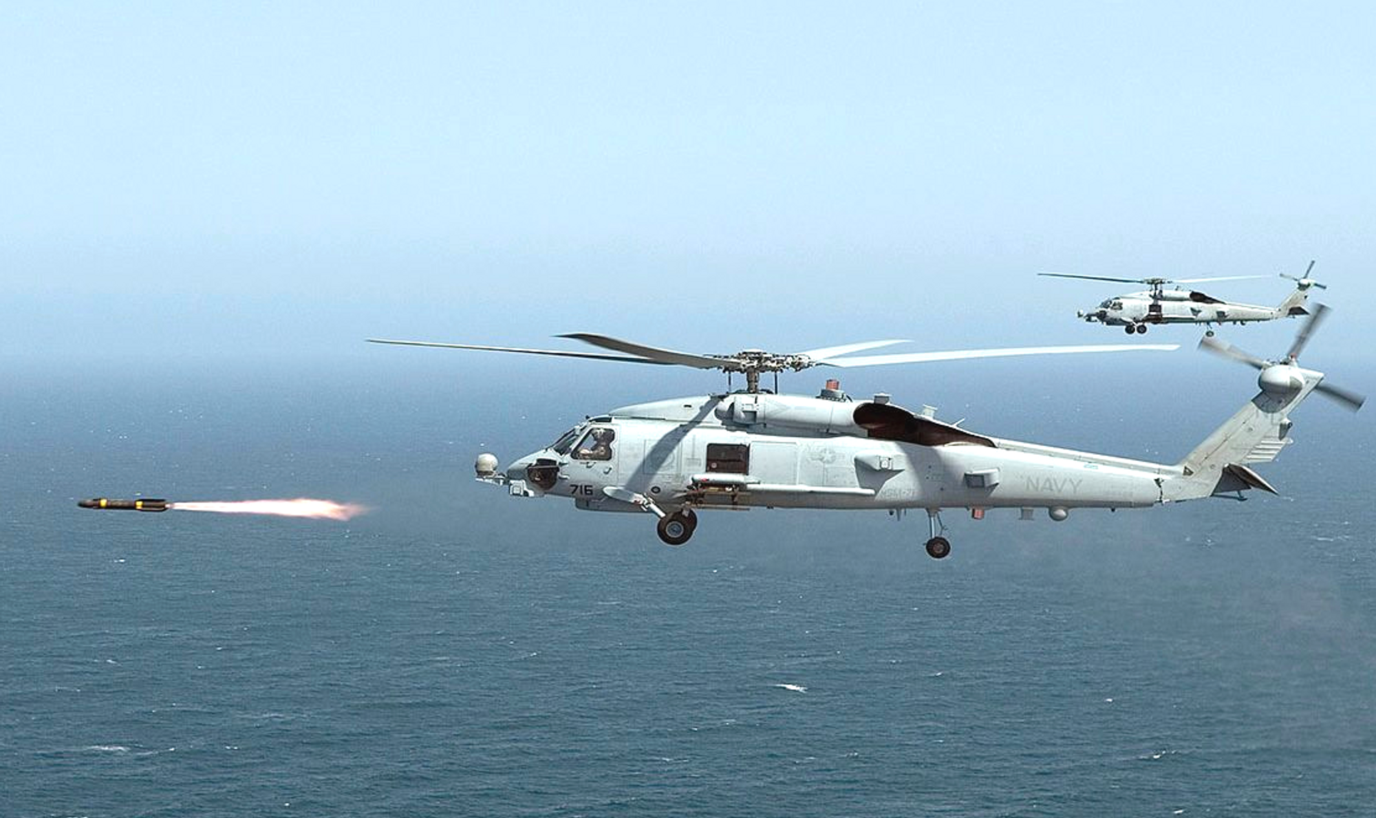 Danmark vil utruste Seahawk-helikopterne med nye amerikanske missiler. Her avfyres et Hellfire-missil fra et MH-60 Seahawk helikopter.
