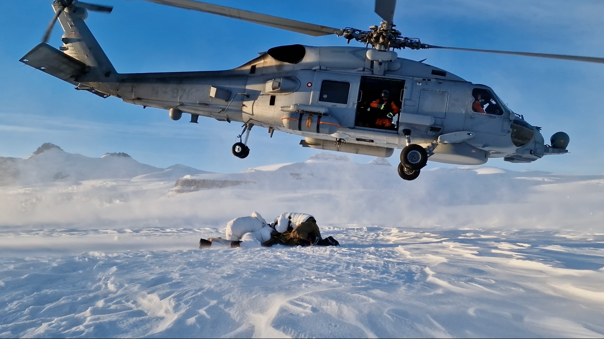 Et Seahawk-helikopter setter inn soldater under øvelse på Grønland.