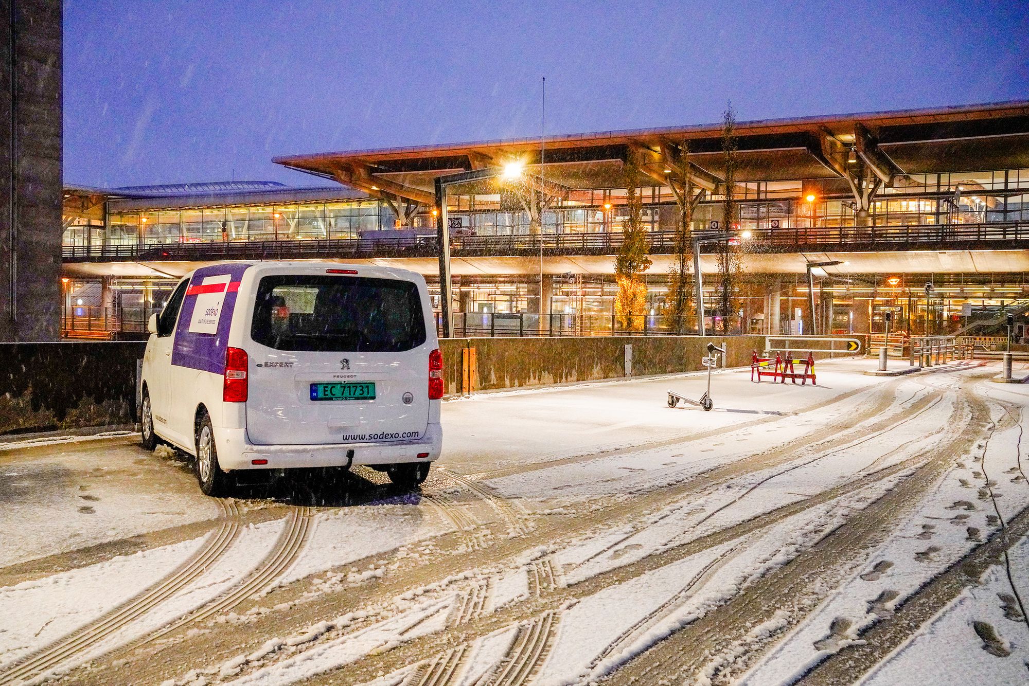 Oslo lufthavn har cirka 20.000 parkeringsplasser, og snart en tredel av bilparken i Norge er elektrisk. Det må kunne utnyttes bedre, mener innleggsforfatteren.