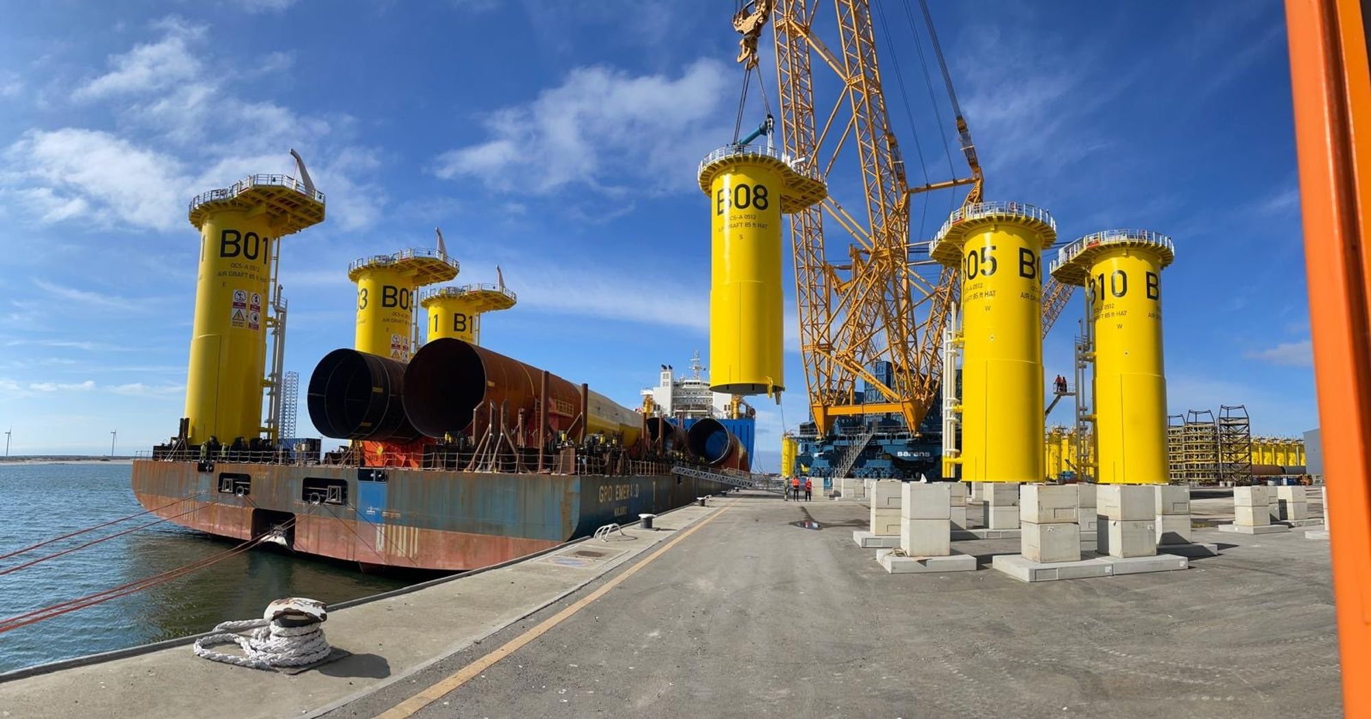 Equinor sitt havvindprosjekt Empire Wind har fått midlertidig forføyning i amerikansk rett. Bildet viser lasting av monopæler i Rotterdam, før utskiping til Empire Wind-feltet.