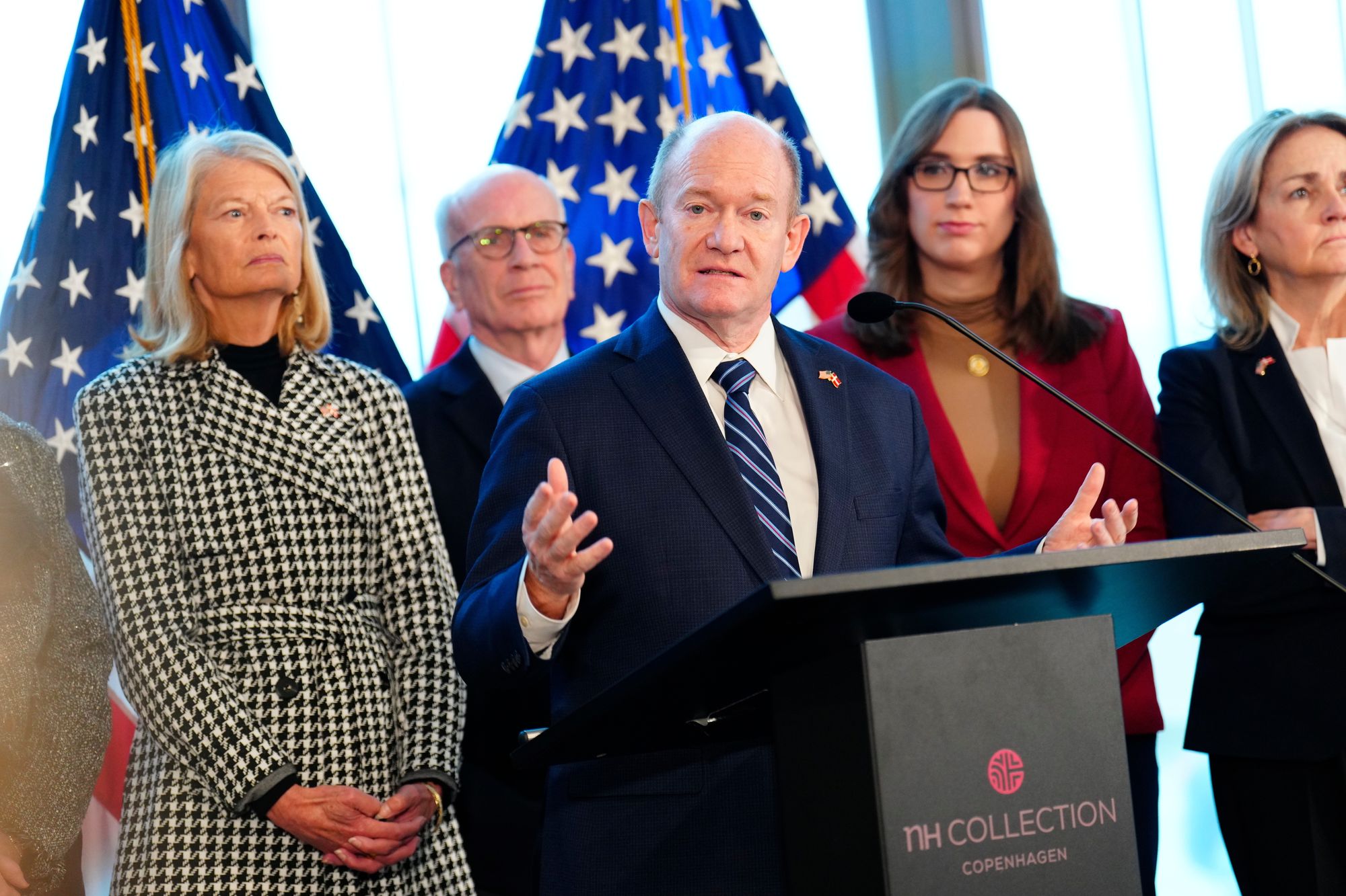 Senator Chris Coons fra Demokratene snakker under en pressekonferanse i København i forbindelse med at en delegasjon av amerikanske kongressmedlemmer besøker Danmark.