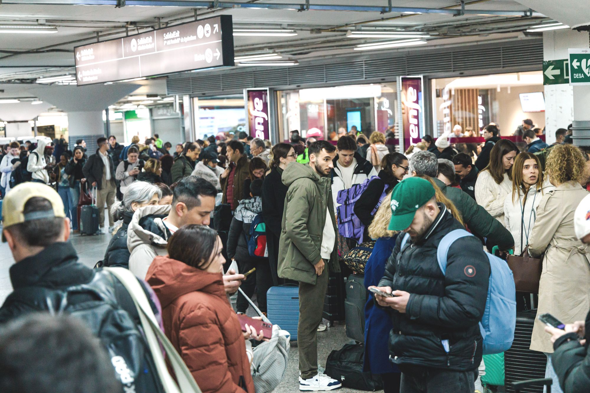 Passasjerer venter på togstasjonen i Madrid søndag kveld, etter at det ble kunngjort at togtrafikken er innstilt som følge av en ulykke der to tog sporet av i Córdoba.