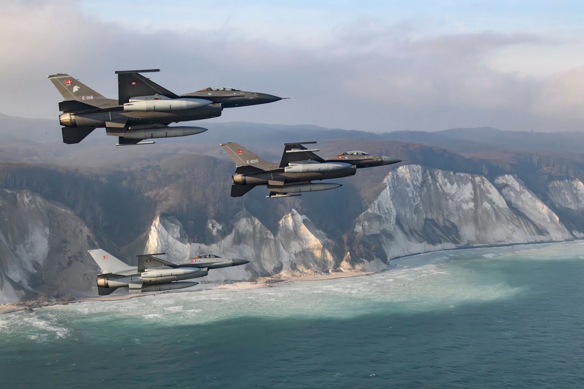 Danske F-16-fly tok i helgen en avskjedsrunde over Danmark. På bildet flyr de utenfor Møns Klint. 