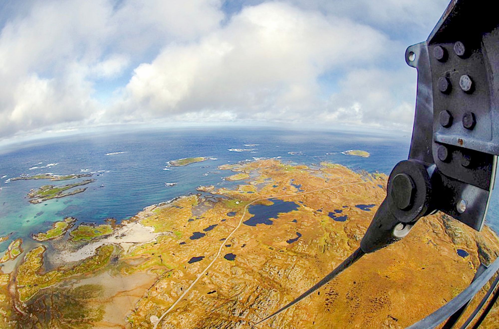 – Dersom vi kun velger fiber og atomur på land, bygger vi en digital festning med åpne porter mot havet, skriver innleggsforfatterne, som slår et slag for eLoran. Bildet er tatt fra langbølge-radiosenderen Ingøymasta i Finnmark.