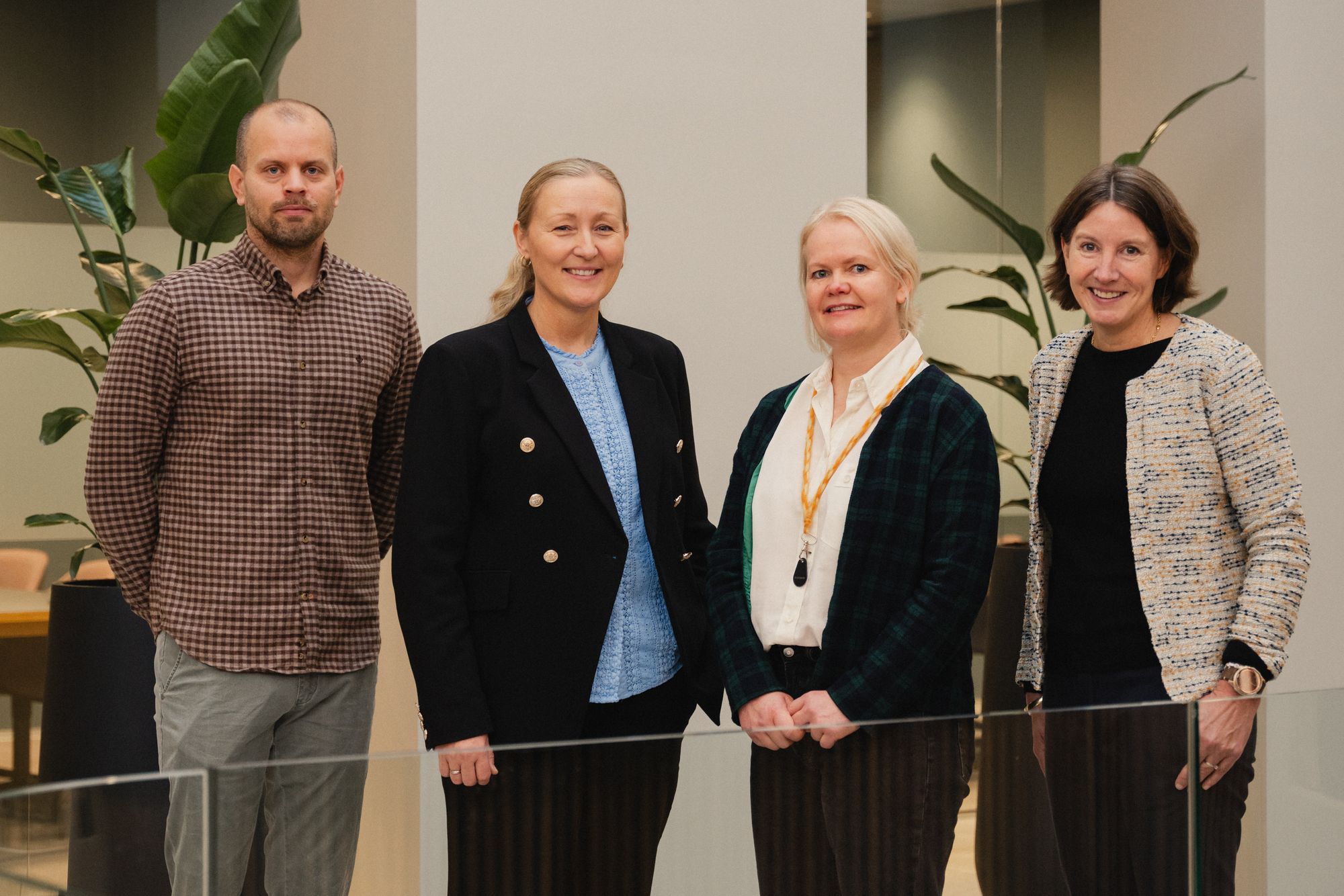 Leverandør, kommunesamarbeid og kommune gå sammen for å få i gang KI-saksbehandlingen. Her Kasper Rustad Bjerke, fagleder KI i Ikomm, Kristin Brørs,  i Netcompany, Esther Gilen og Gjertrud Aas Rye i Nesodden kommune.