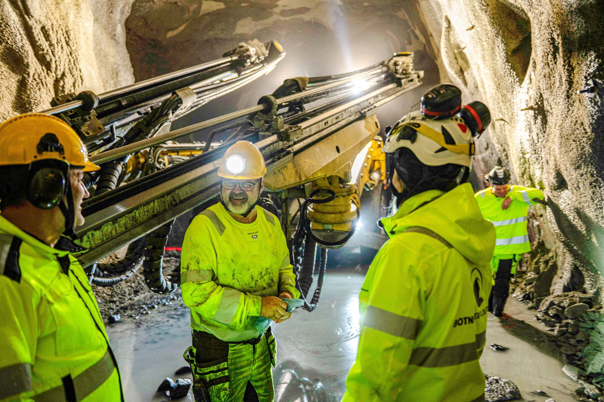 Botnia Golds gullgruve tjener godt på en ustabil verden. Gruvearbeider Anders Norrman i midten.