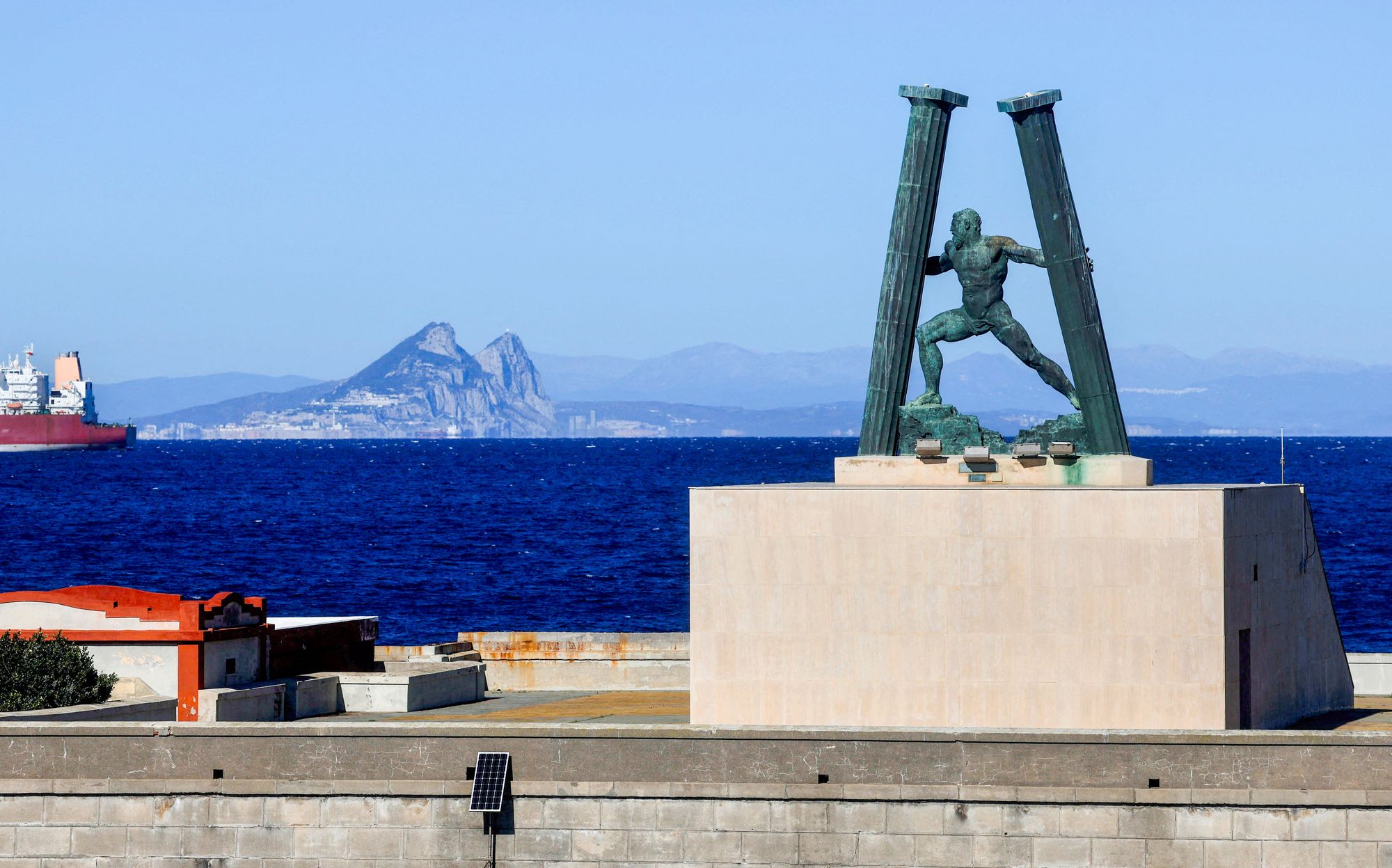 Kolorert glassdiapositiv fra 1932 av Middelhavet i Sörgels Atlantropa. 576.000 kvadratkilometer havbunn (rødfarget) er tørrlagt, ifølge teksten. Adriaterhavet er borte.