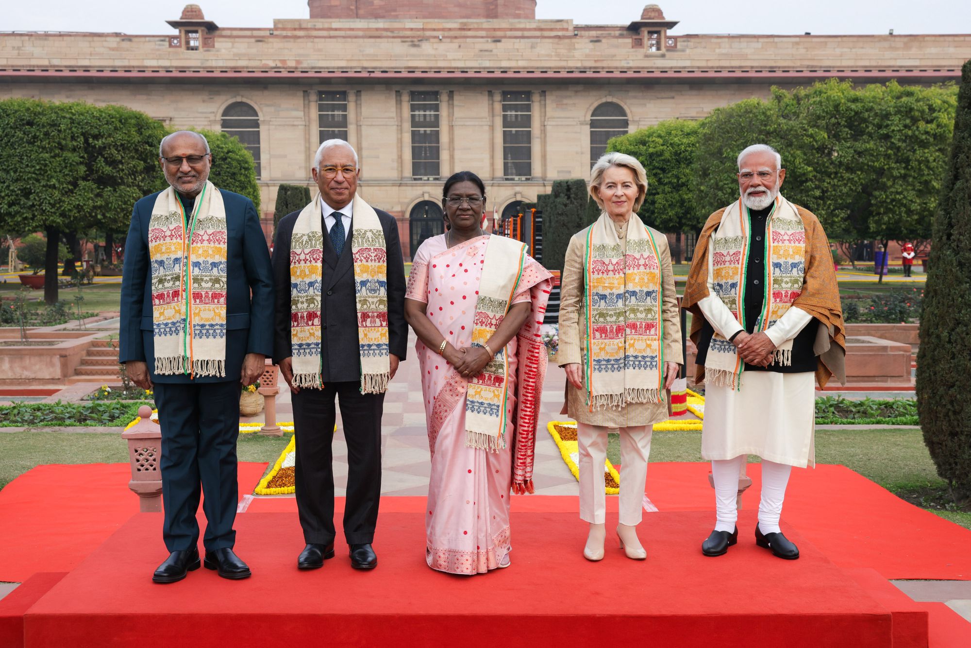 Indias visepresident Chandrapuram Ponnusami Radhakrishnan, EU-rådets president António Costa, Indias president Droupadi Murmu, EU-kommisjonens president Ursula von der Leyen og Indias statsminister Narendra Modi.