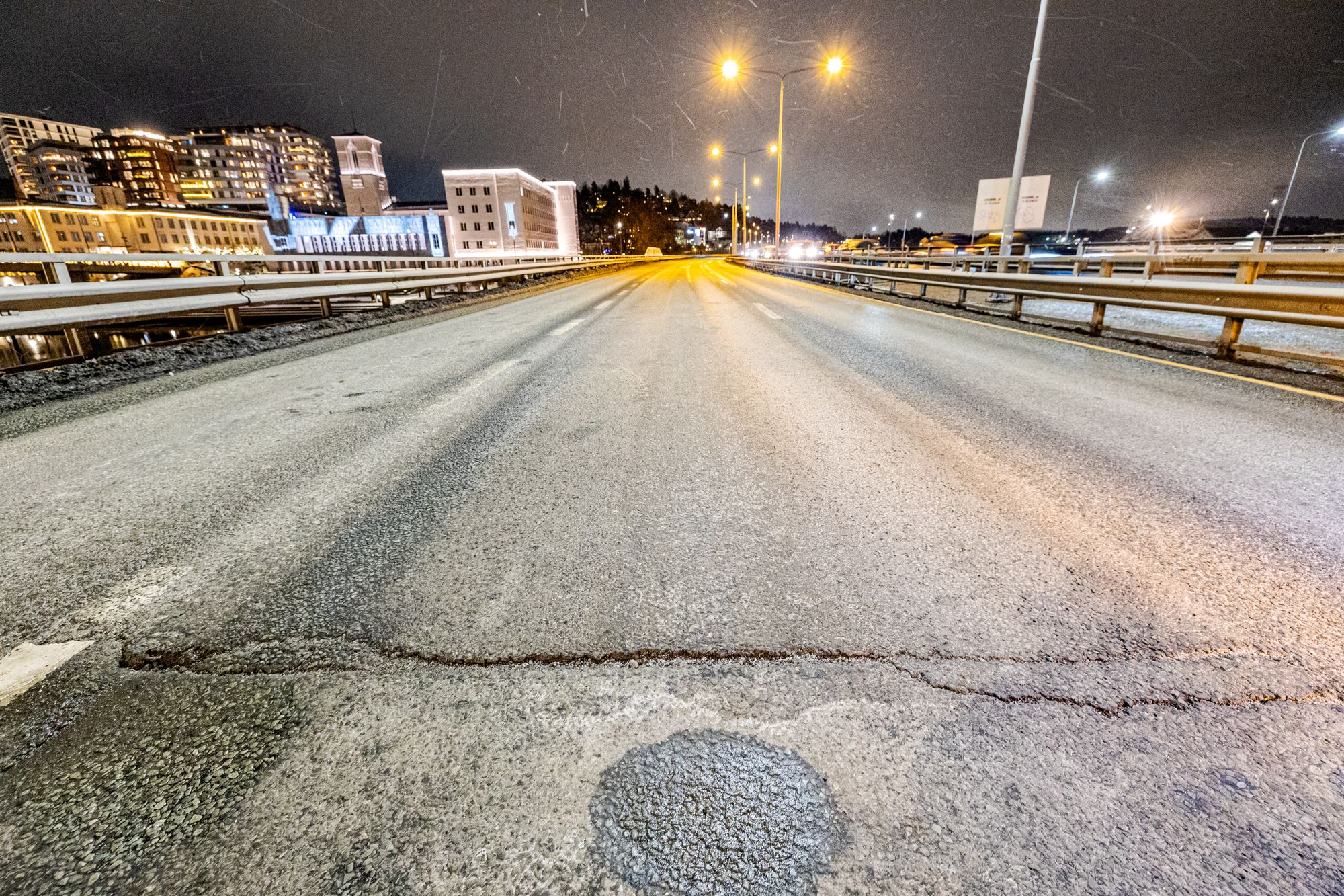 SANDVIKA 20250123
E18 ved Sandvika ble stengt fredag 23.01.26 slik at broa kunne repareres. Det er støpt en tverrligger under for å støtte broa opp. I etterkant vil asfaltkanten bli frest og asfaltert på nytt slik at dumpen i veien fjernes.
Vestgående kjørefelt ble stengt mens arbeidene pågår.