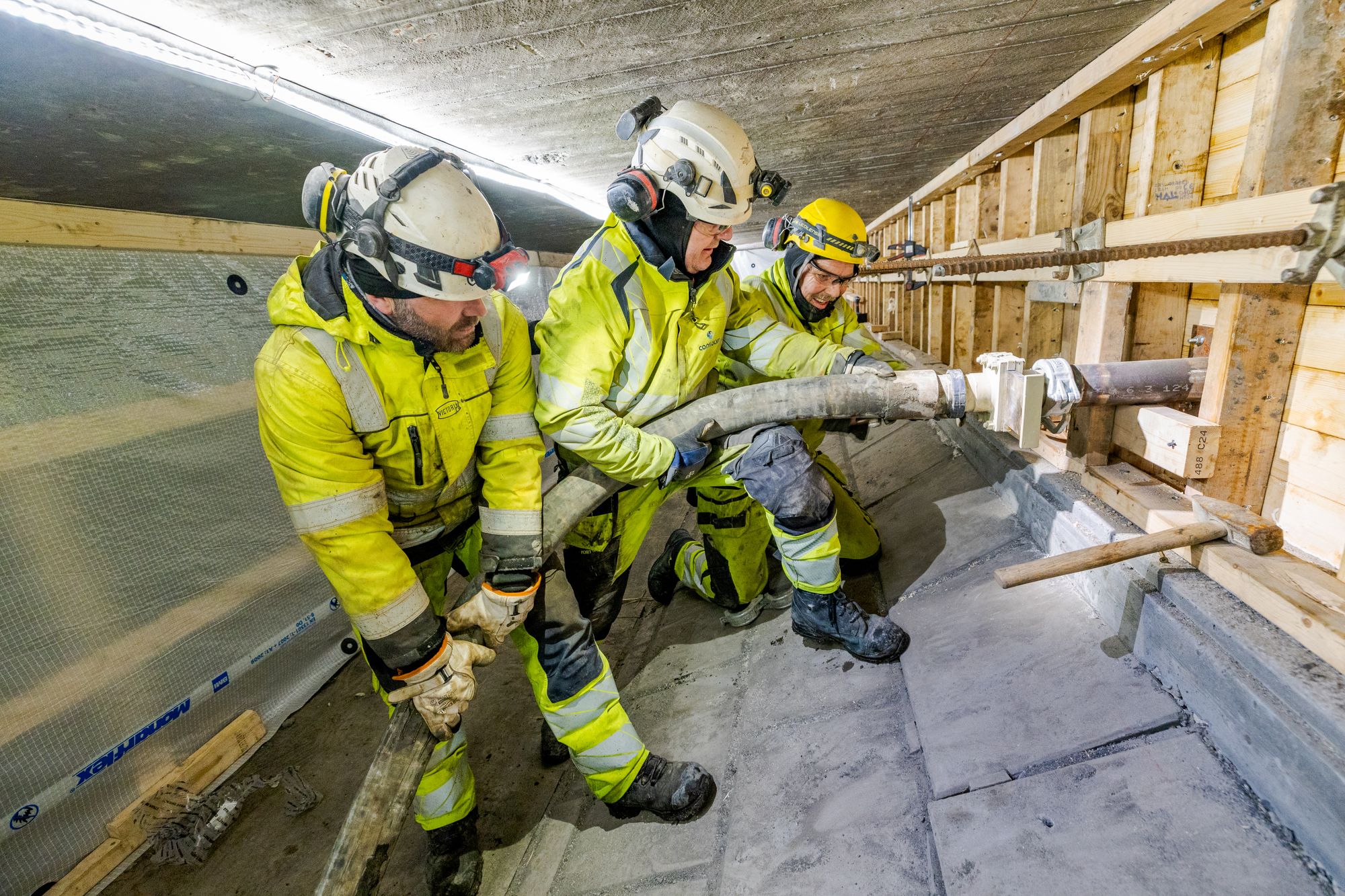 SANDVIKA 20250123
E18 ved Sandvika ble stengt fredag 23.01.26 slik at broa kunne repareres. Det er støpt en tverrligger under for å støtte broa opp. I etterkant vil asfaltkanten bli frest og asfaltert på nytt slik at dumpen i veien fjernes.
Vestgående kjørefelt ble stengt mens arbeidene pågår.