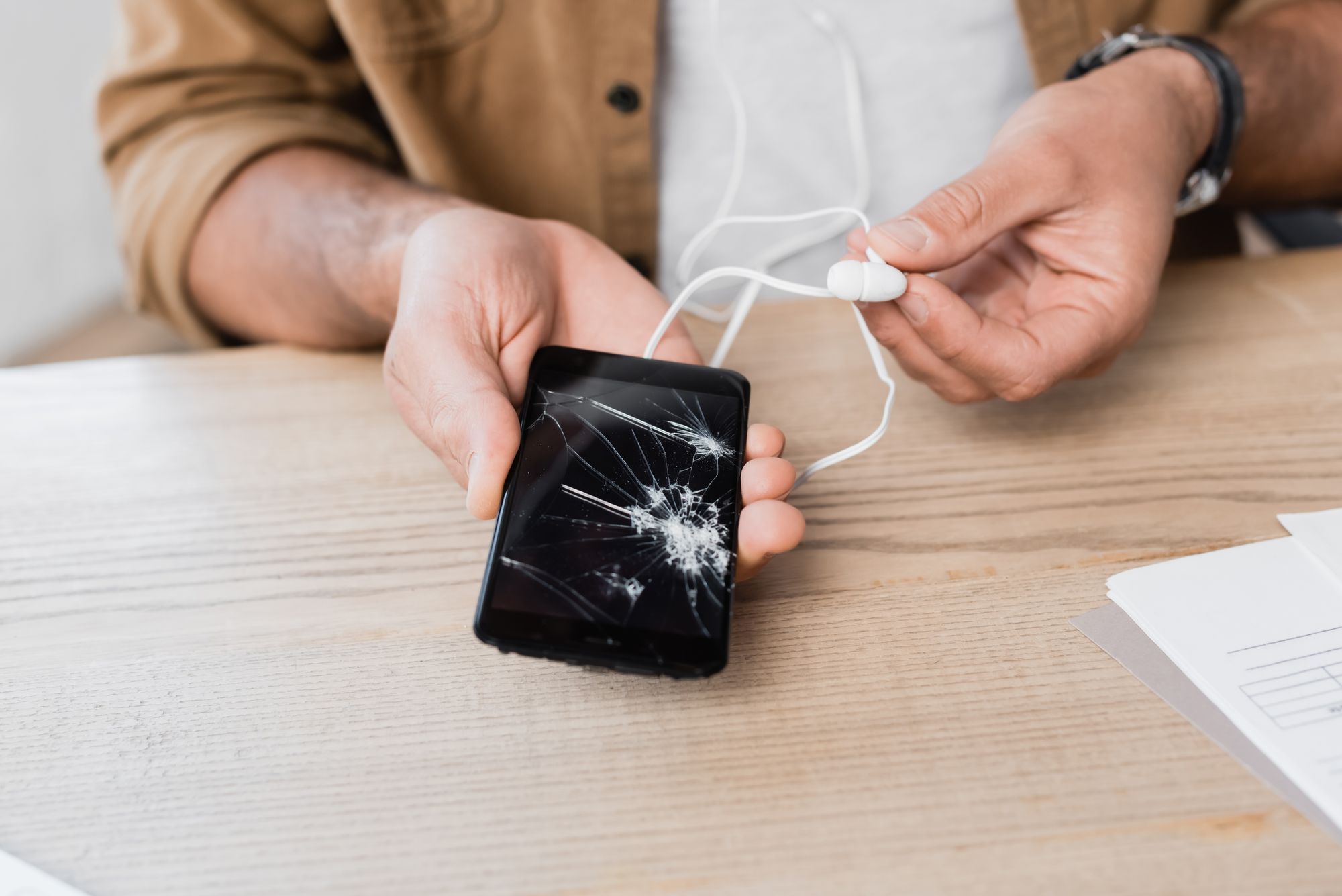 Å nei! Om skjermen knuser, er det bare én ting å gjøre – og den løsningen finnes ikke på badet.