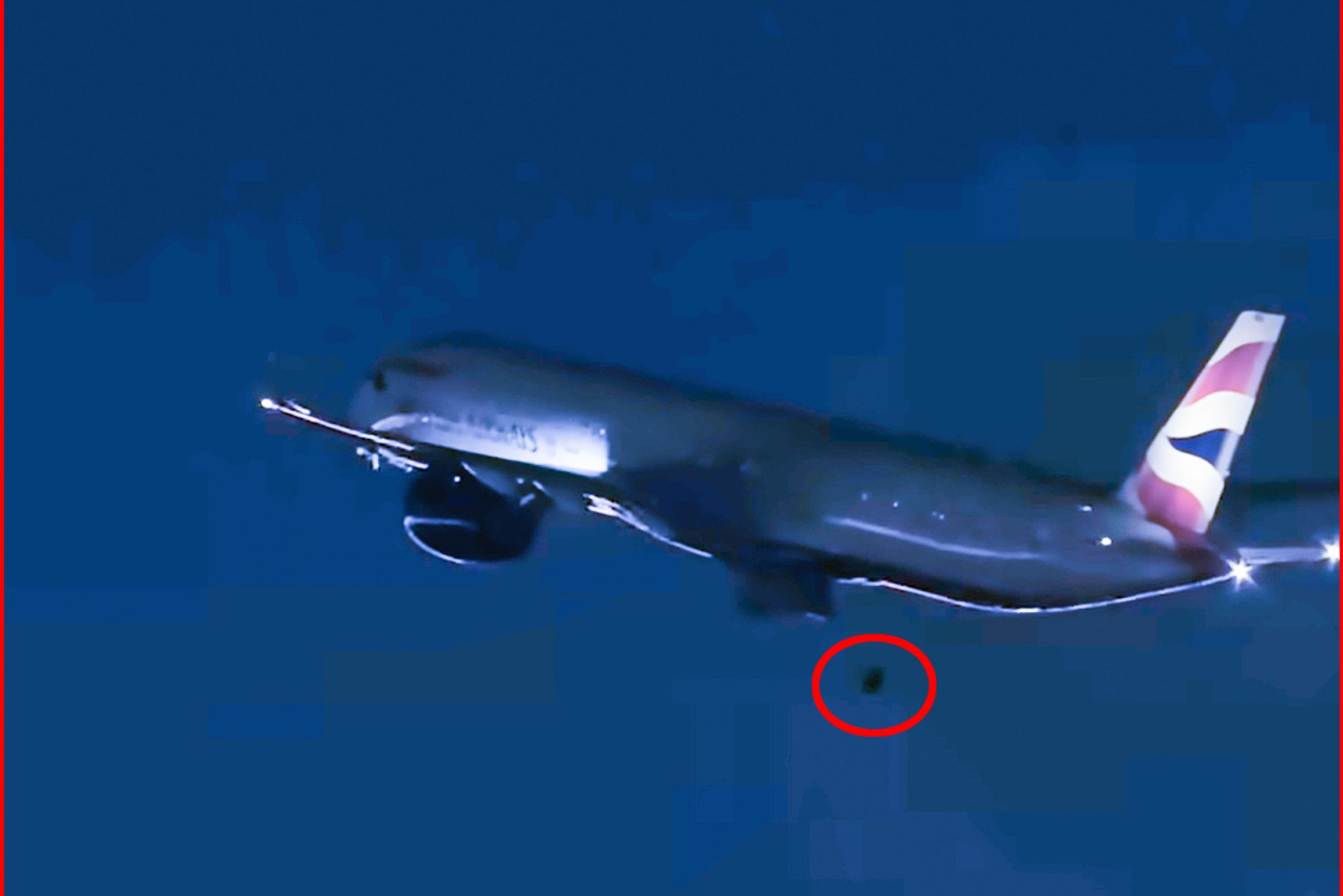 Her faller hjulet av flyet. Bildet er hentet fra videoen til Flightradar24. Det er litt etterbehandlet av TU for å gjøre det mer synlig. 