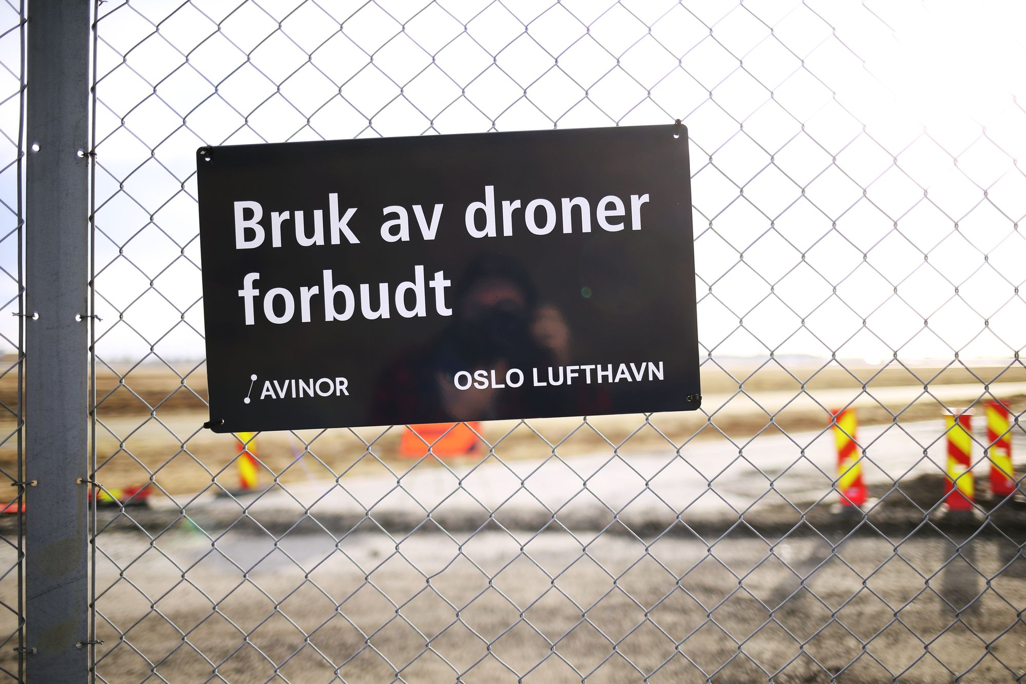Oslo Lufthavn Gardermoen, forbudsskilt mot droneflying på sikkerhetsgjerde rundt flyplassen.
Foto: Ørn E. Borgen / NTB