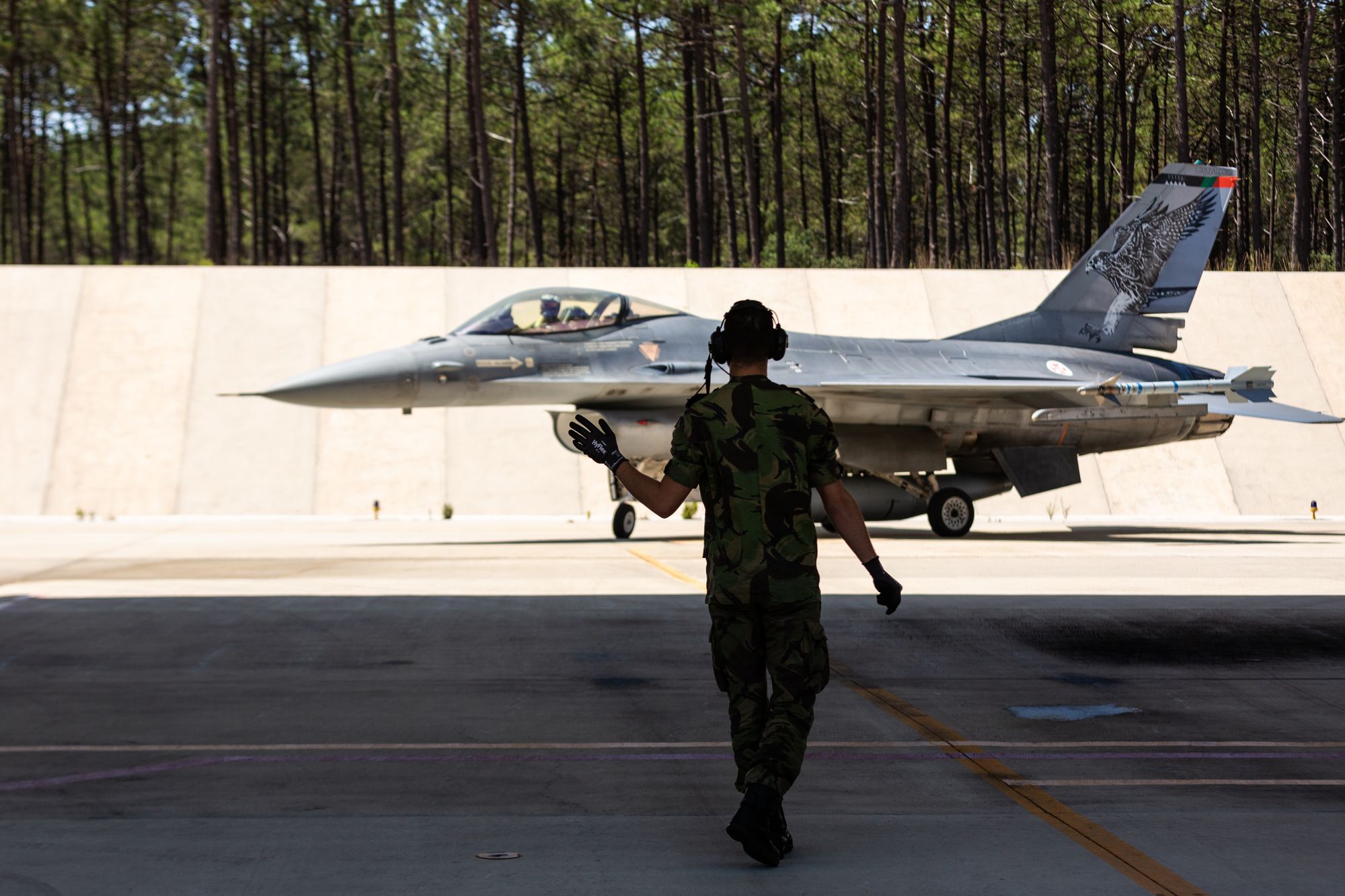 Portugisisk F-16M-fly på vei inn i en hangar ved Base Aérea N.º 5 i Monte Real, flybasen som har blitt rammet av stormen «Kristin».