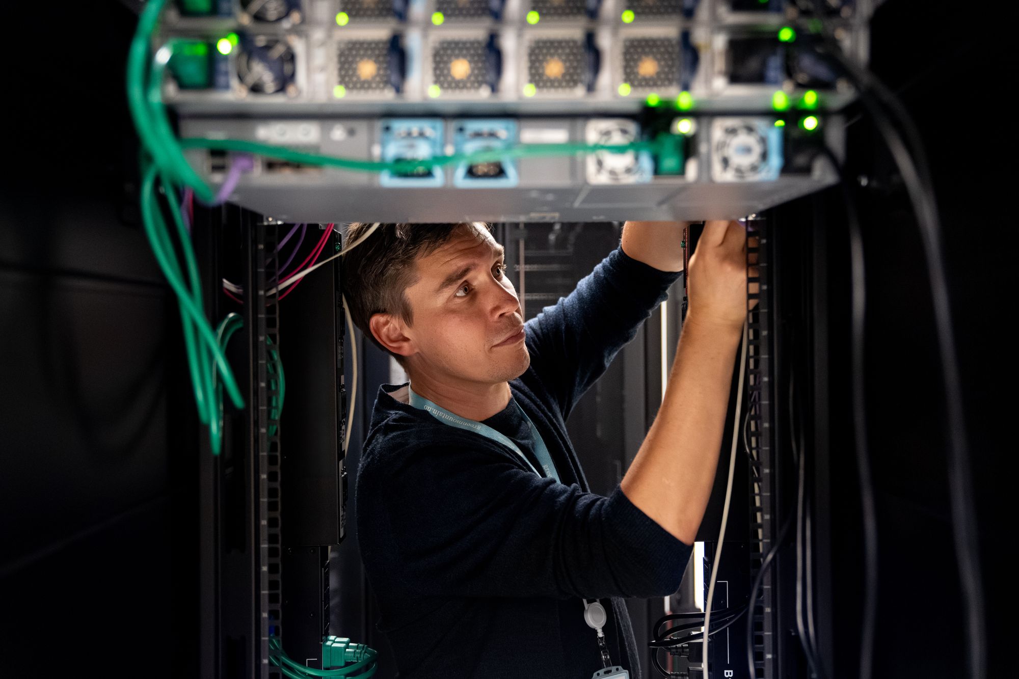 Driftssjef Ingard Mevåg leder operasjonen som i praksis tømmer de amerikanske lagringsbøttene til fordel for infrastruktur i Norge.