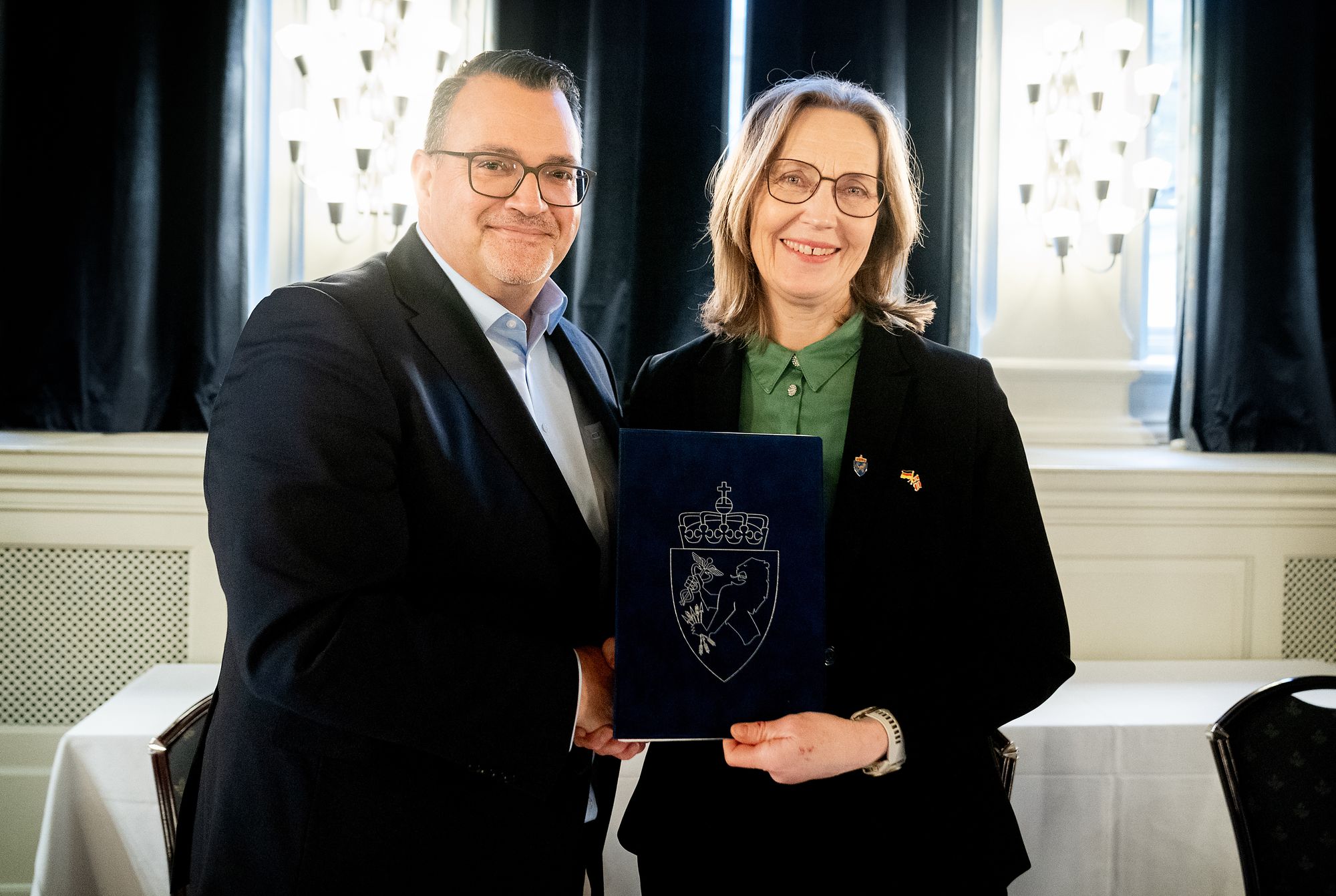 Her signerer administrarende direktør Oliver Burkhard i TKMS og direktør Gro Jære i Forsvarsmateriell kontrakten om øke ubåtanskaffelsen fra fire til seks båter.