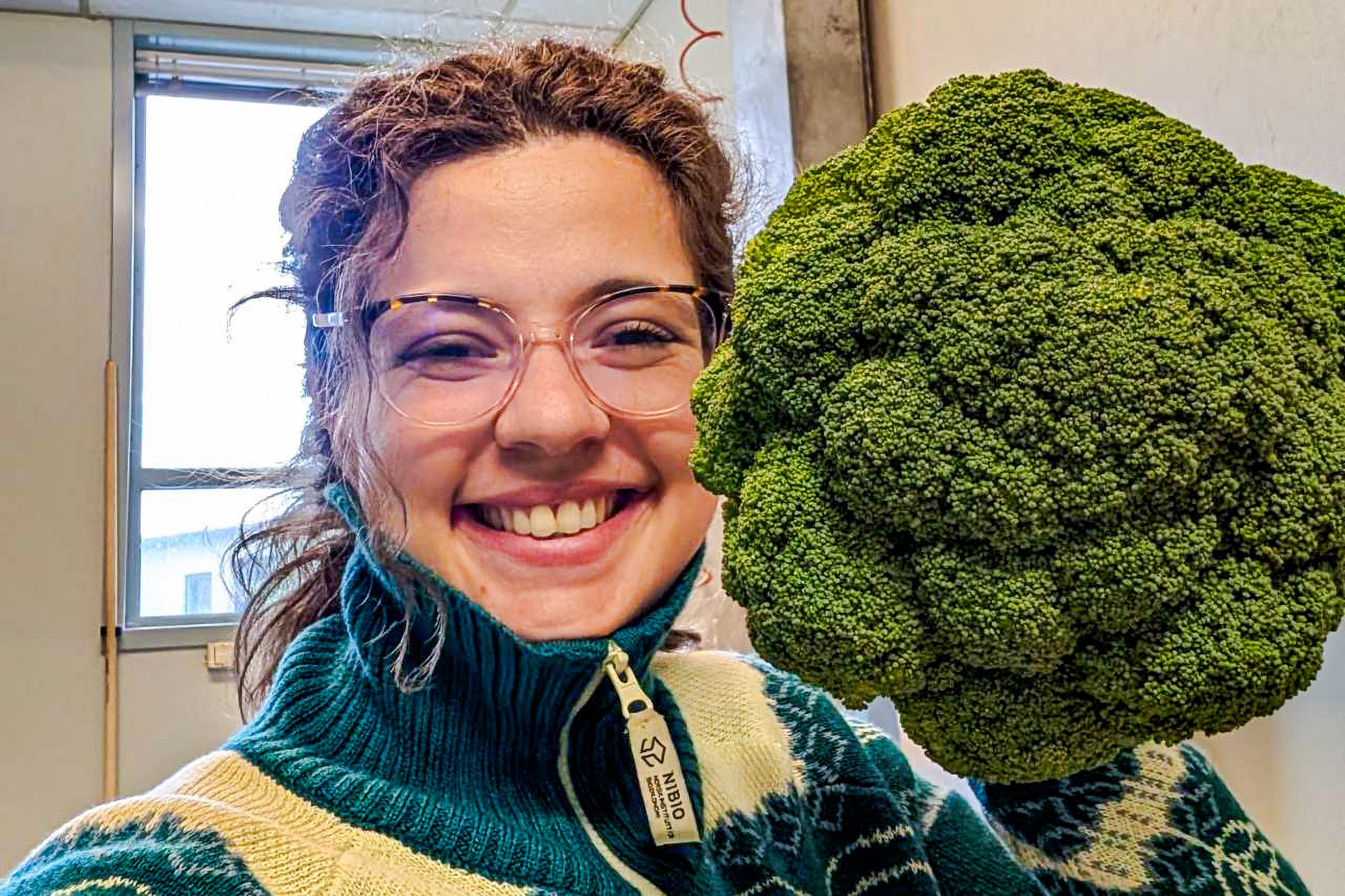 Forsker Carolina Palma ved Nibio undersøker hvordan varmere matjord kan gi lengre vekstsesong og muligheter for to brokkoliavlinger i året.