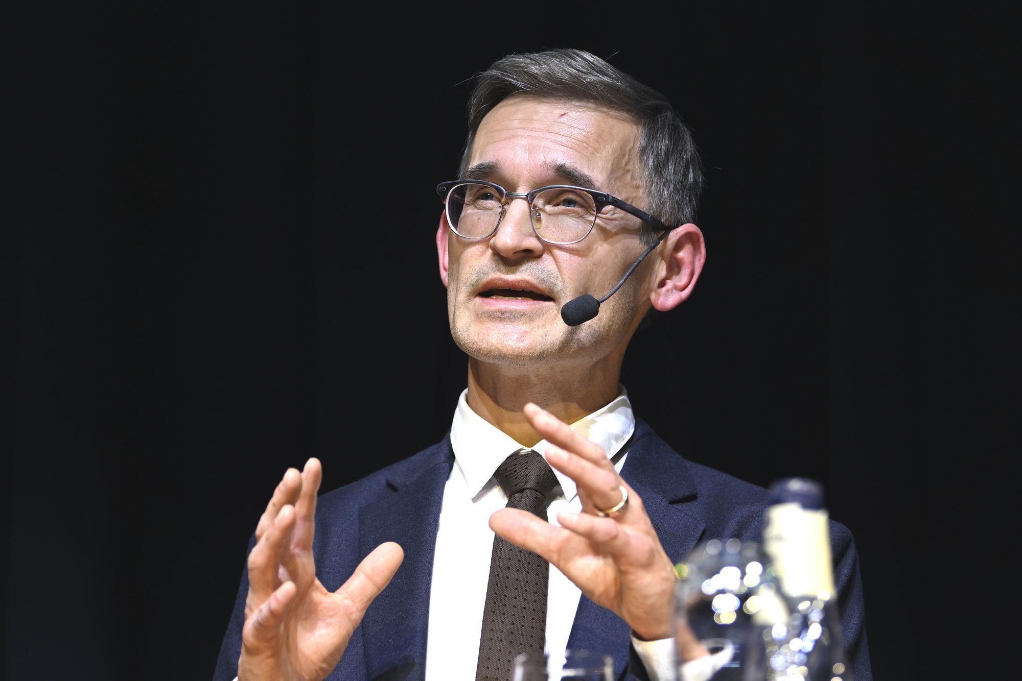 Den svenske professoren Pontus Johnson ved Kungliga Tekniska högskolan sier at det kan ta ti år før Europa står på egne bein når det gjelder teknologiske løsninger.