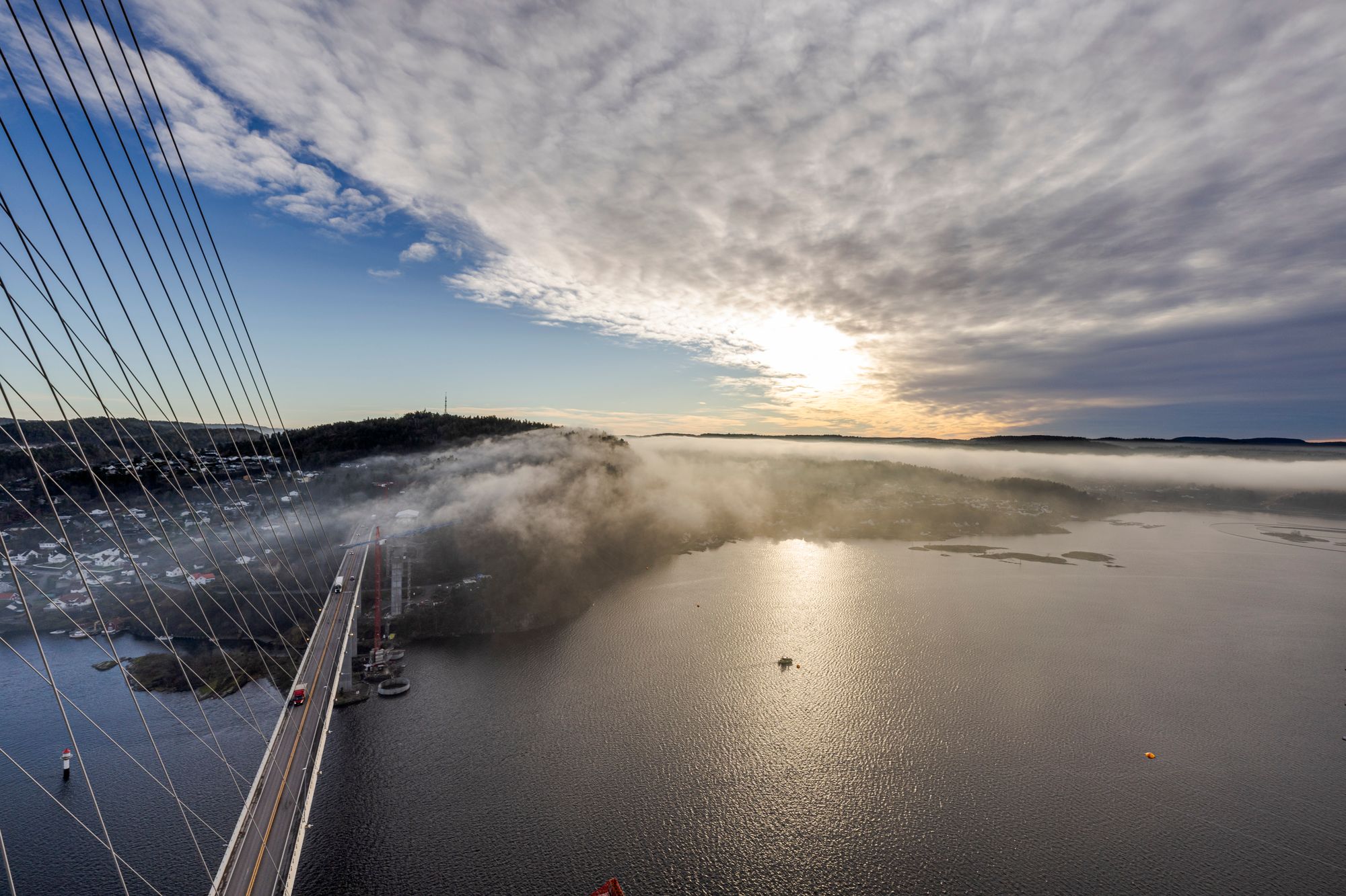 Langangsfjordbruene er over 400 meter lange og var Nye Veiers mest kompliserte veiprosjekt. 17 kilometer ny vei forbi Porsgrunn kostet 6,2 milliarder kroner.
