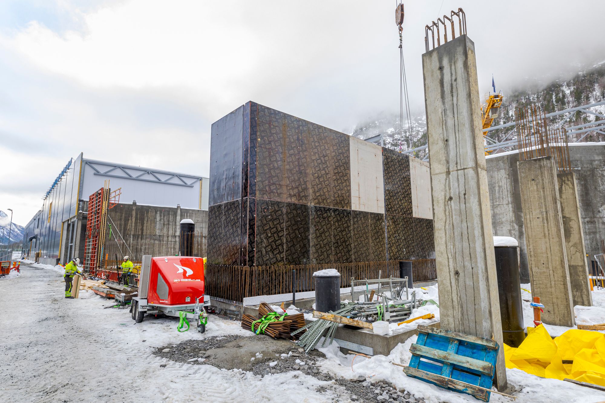 Verdens største landbaserte ørretoppdrett får nå overskuddsvarme fra Green Mountain på Rjukan, men de får enda mer fra en kjemifabrikk. Her fra byggingen av Hima Seafoods anlegg i februar 2024, mens arbeidet med anlegget og rørforbindelsen mellom bedriftene pågikk.