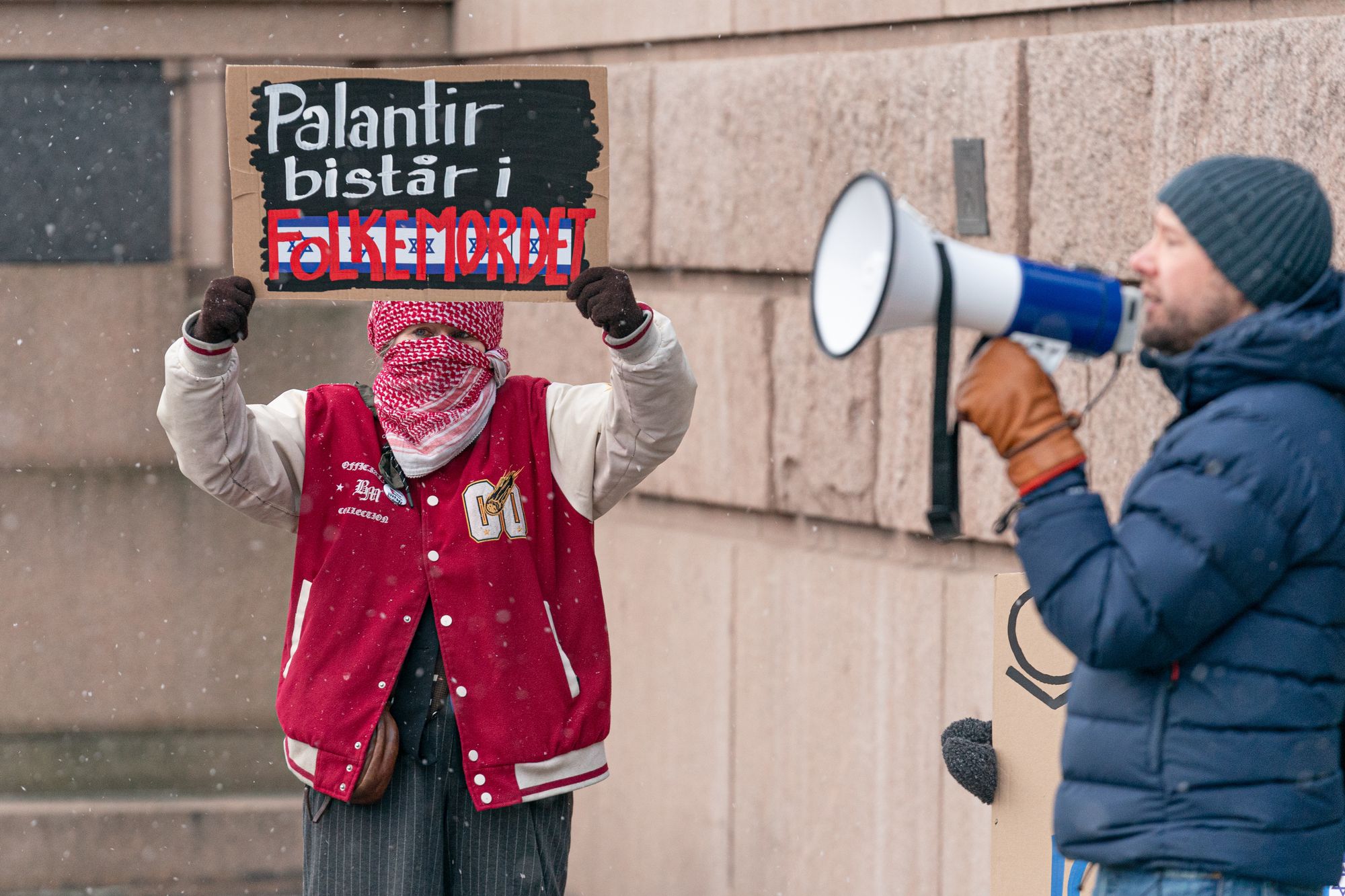I tillegg til appeller ble det delt ut løpesedler til forbipasserende for å informere om teknologiselskapets rolle i internasjonale konflikter og overvåking.