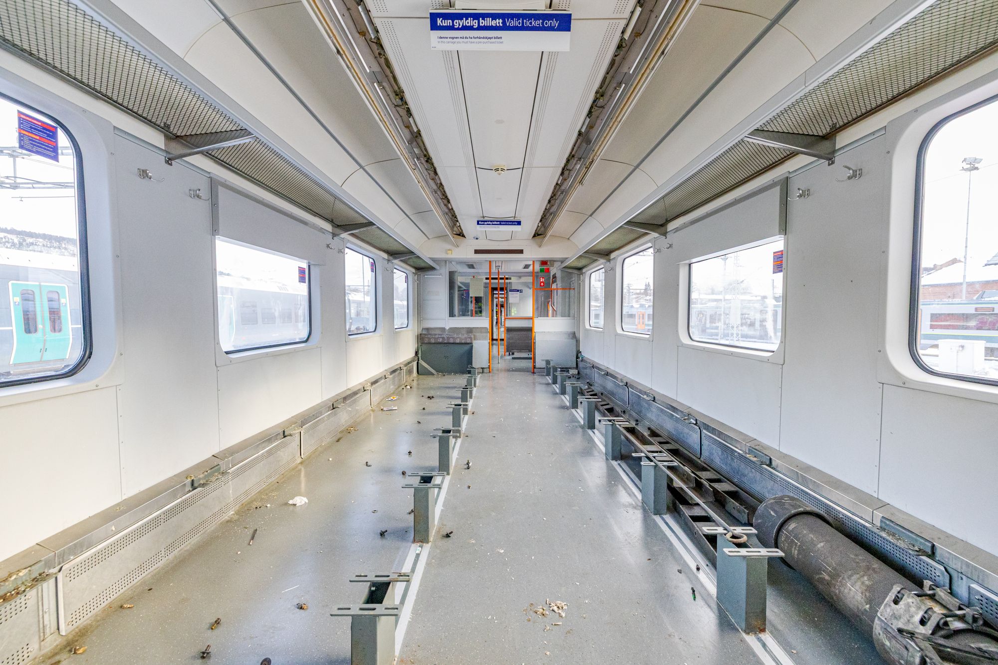 DRAMMEN 20260205
Togverksted Sundland Drammen.
Bilder av tog, verkestedhall , tog som repareres, velikehold av tog.
Togtype: 72 på Sundland, til venstre den noe eldre type 69