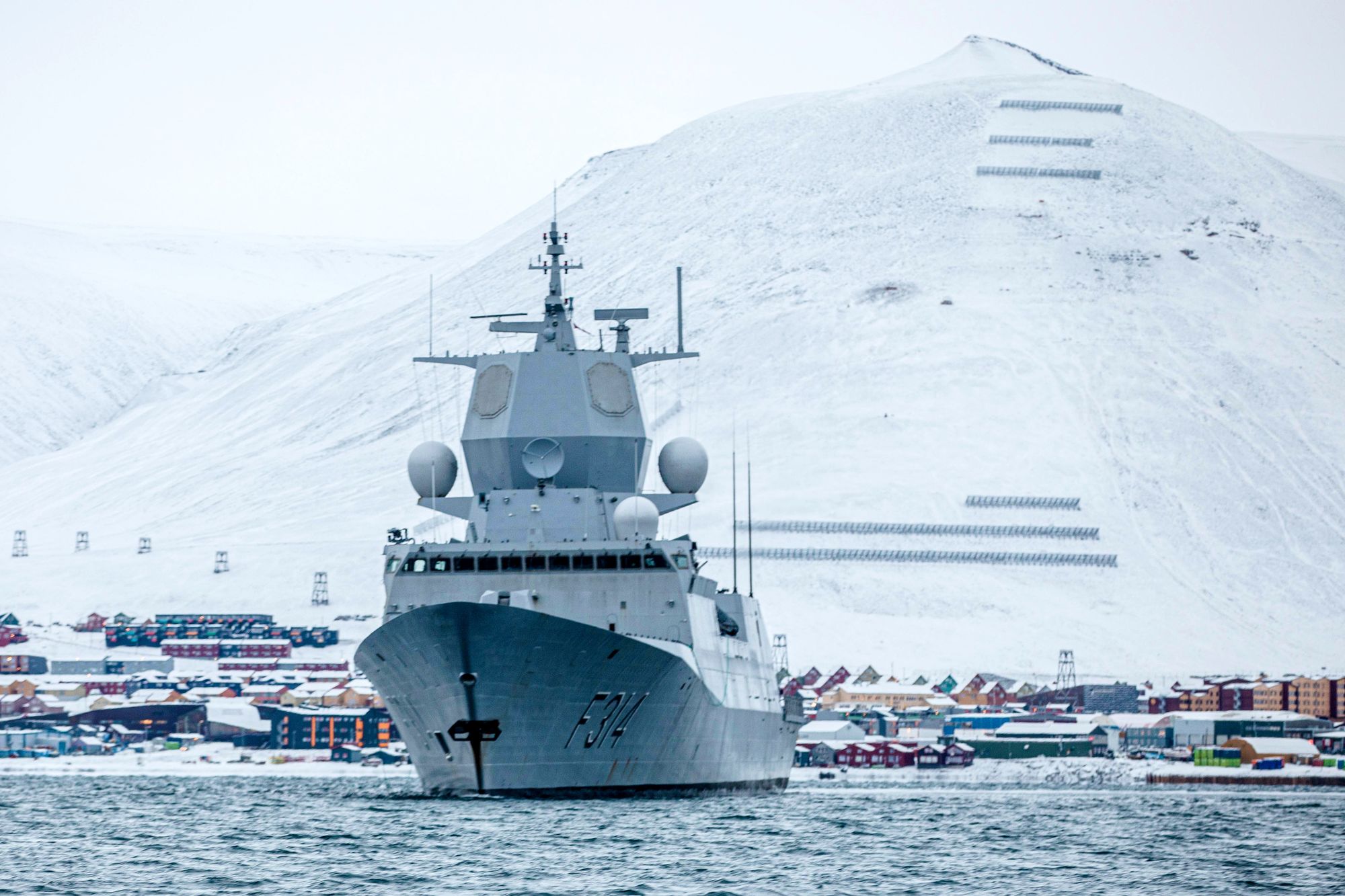 Fregatten KNM Thor Heyerdahl på Svalbardtokt i 2021, for å hevde norsk suverenitet på Svalbard. Her utenfor Longyearbyen. 