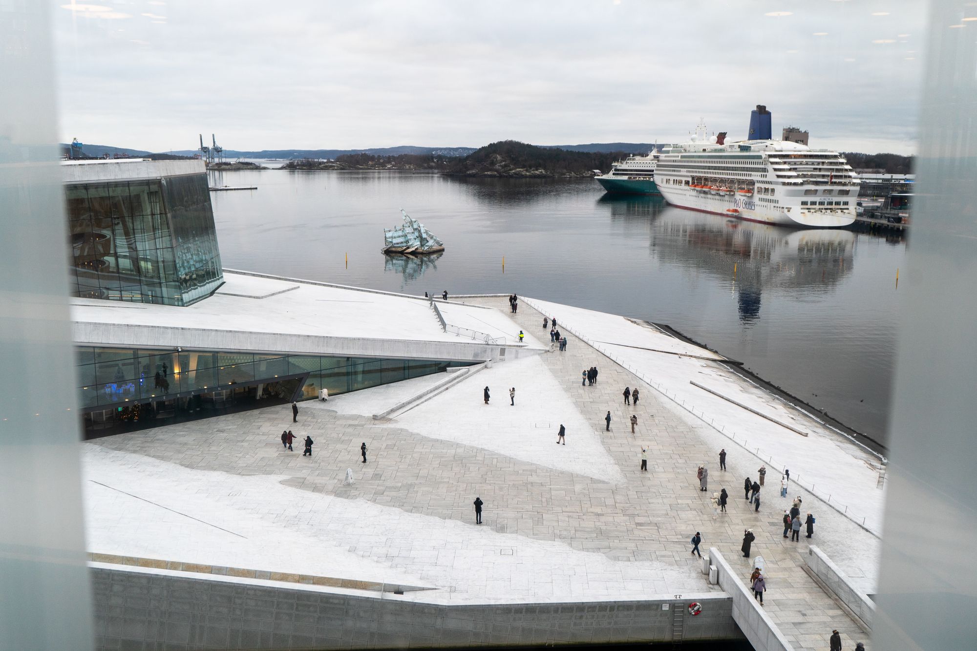 I alt 33.000 marmorheller er brukt i Operaen – både ute og inne. Bildet viser Operahuset på lille julaften i fjor.