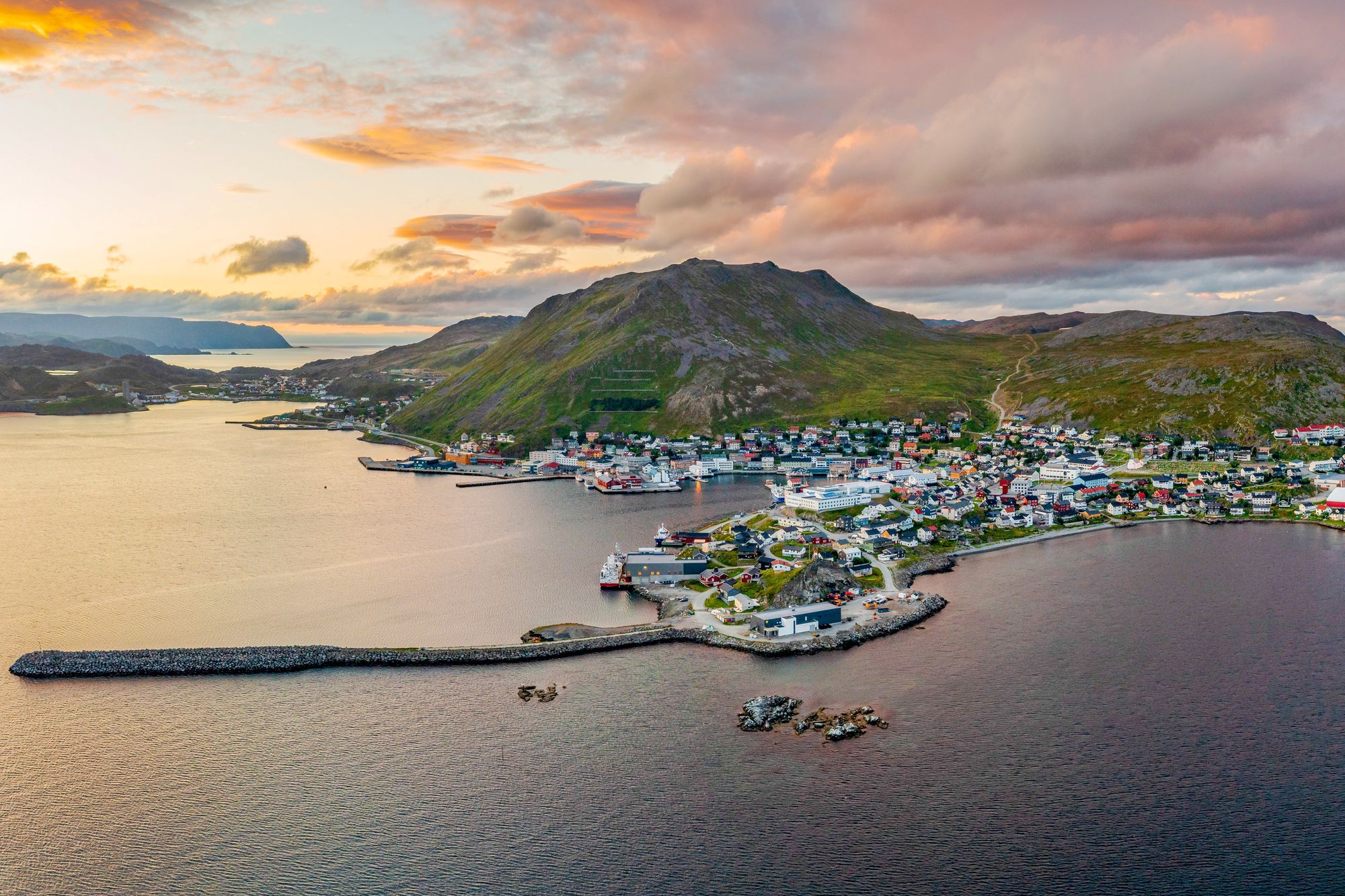 Fiskemottaket med datasenterplaner ligger i bukten til venstre i bildet, like utenfor Honningsvåg.