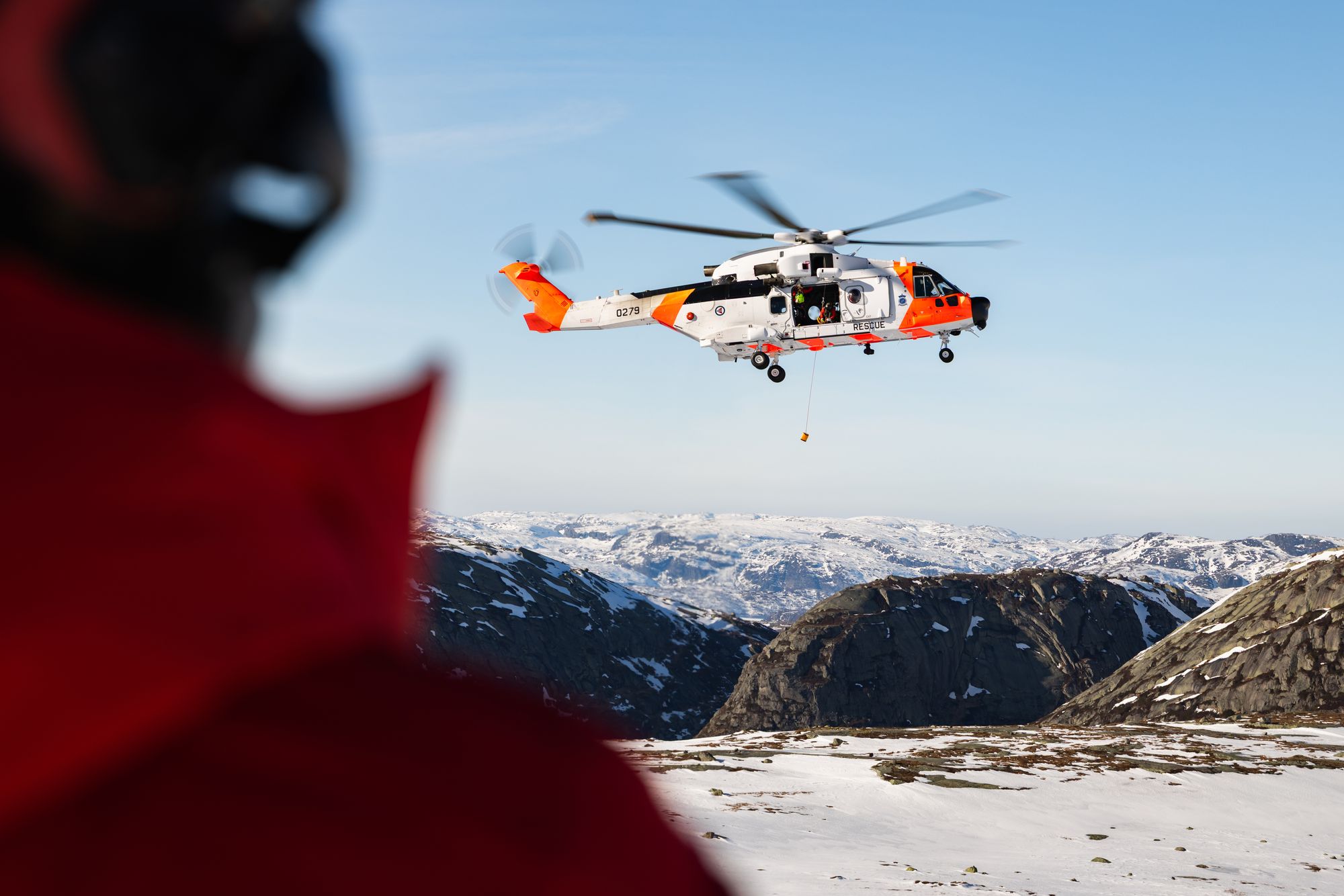 Regjeringen har foreslått å kjøpe inn ytterligere to AW101 SAR Queen redningshelikoptre til Forsvaret.